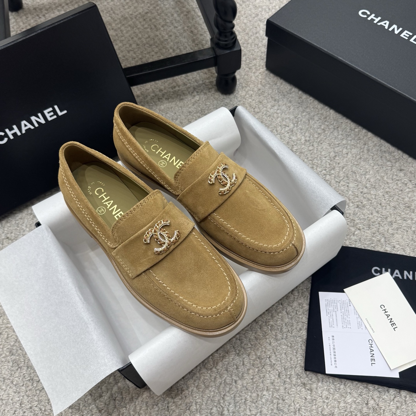 NO:485647,Autumn and Winter Model # Chanel new model double C button loafers Autumn and Winter Fragrant Home is a must-have hot model goddess series, with the elegant and famous temperament of Xiangjia, super durable, irresistible and heart-wrenching!  Imported beef velvet upper original mold opening hardware logo, mixed-bred sheepskin inner lining, Italian leather outsole Size35-41 (customized by 40 41), loafers, chanel, chanel, loafers, sheepskin, Leather soles19860909秋冬款 # 香奈儿新款 双C扣 乐福鞋 秋冬香家必备爆款 女神系列,拥有香家特色优雅名媛气质,超级耐看,让人无法抗拒,心动！ 鞋面进口牛反绒 原版开模五金logo 内里混种羊皮 大底意大利真皮大底 Size35-41（40 41定做）,乐福鞋,chanel,chanel,loafers,sheepskin,Leather soles,Women's Shoes