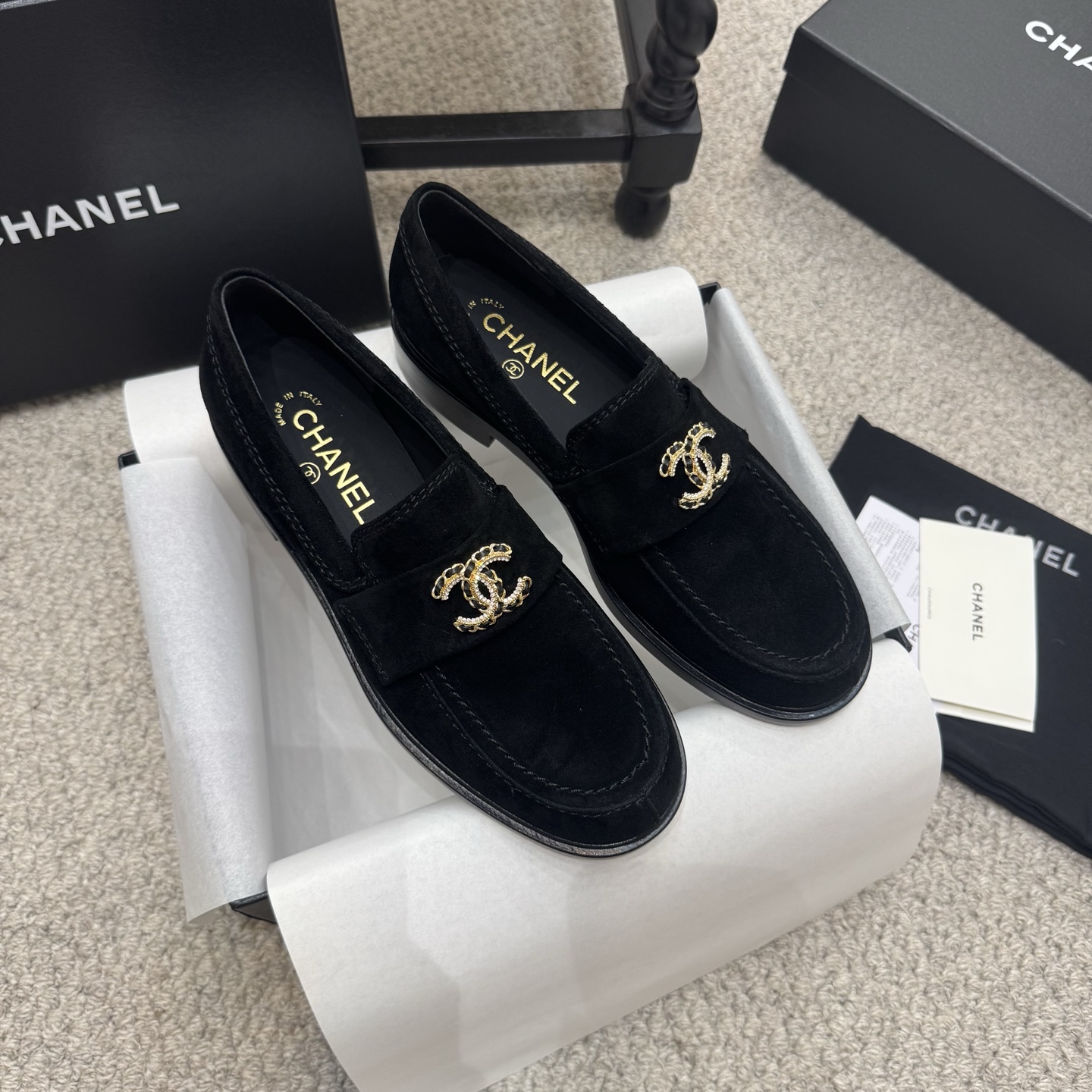 NO:485653,Autumn and Winter Model # Chanel New Style Peach Heart Buckle Loafers A must-have hot product for autumn and winter Fragrant Home. The goddess series has the elegant and famous temperament of Xiangjia, which is super durable and irresistible and tempting!  Upper oil wrinkled cowhide original molded hardware logo inner mixed-bred sheepskin outsole Italian leather outsole Size35-41 (40 41 custom made), loafers, chanel, chanel, loafers, cowhide, sheepskin, Leather soles19860909秋冬款 # 香奈儿新款 桃心扣 乐福鞋 秋冬香家必备爆款 女神系列,拥有香家特色优雅名媛气质,超级耐看,让人无法抗拒,心动！ 鞋面油腊皱牛皮 原版开模五金logo 内里混种羊皮 大底意大利真皮大底 Size35-41（40 41定做）,乐福鞋,chanel,chanel,loafers,cowhide,sheepskin,Leather soles,Women's Shoes