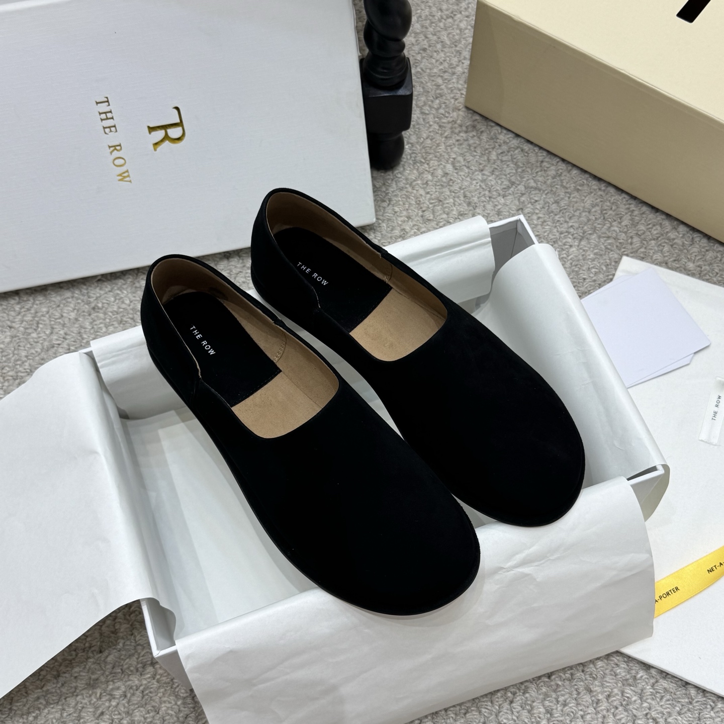 NO:484356,Simple style The row new 25ss autumn and winter new neutral retro simple loafer shoes!  The round toe design ensures comfort for long-term wear. Whether it is matched with casual wear or formal occasions, it can add a touch of elegance and chic to your look. The round toe embellishment design on the upper has a unique charm and brings you a fashionable sweetness. Whether it is walking or gathering, it is your perfect partner. The upper imported sheep tiles/cowhide inner footbed mixed-bred sheepskin outsole original outsole Size: 35-42 (40.41.42. Custom made) with original packaging, loafers, loafers, cowhide, sheep19860909简约款 The row新品25ss秋冬新品中性复古简约乐福鞋单鞋！ 圆头设计确保长时间穿着的舒适性,无论是搭配休闲装还是正式场合,它都能为你的造型增添一丝优雅与别致.鞋面圆头点缀设计别有一番韵味,为你带来时尚的甜美感.无论是步行还是聚会,它都是你的完美搭档. 鞋面进口羊猄/牛皮 内里垫脚混种羊皮 大底原版大底 Size:35-42（40.41.42.定做） 配原版包装,乐福鞋,loafers,cowhide,sheepskin,sheep,Women's Shoes