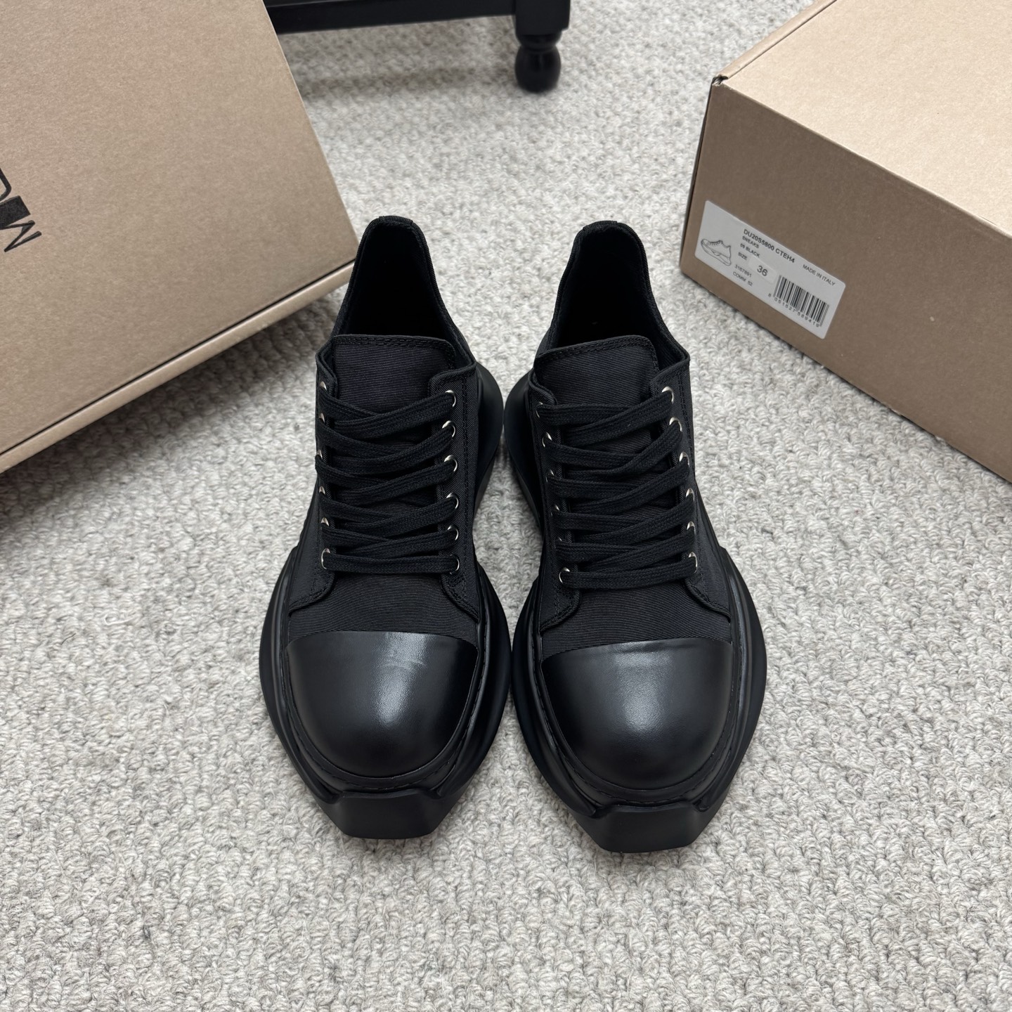 NO:560958,Couple model, short and tall, Rick Owens 25 new casual shoes, dark series, high street must-have, couple model!  This is a shoe that has its own buzz when it goes online. There are constant controversies over its release. This pair of shoes can also be said to be irreplaceable by other RO shoes. Upper: high-density canvas, TPU large non-slip outsole, size 35-45, boots, boots.19860909情侣款 矮高 瑞克欧文斯Rick Owens 25新款 休闲鞋 暗黑系列 高街必备,情侣款！ 这是一款上线就自带话题的鞋款 发售争议不断 这双鞋也可以说是其它RO鞋款代替不了的 鞋面:高密度帆布 TPu大防滑大底 码数35-45,靴子,boots,Women's Shoes