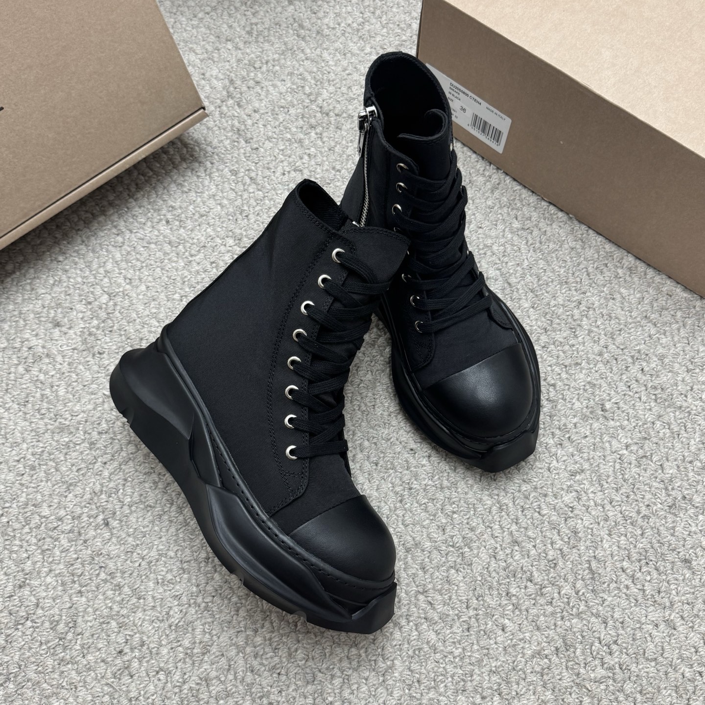 NO:497731,Couple model Short and tall Rick Owens 25 new casual shoes Dark series High street must-have, couple model!  This is a shoe that has its own topics when it is launched. There are constant controversy in the sale. This pair of shoes can also be said to be something other RO shoes cannot replace. Upper: high-density canvas TPu large non-slip sole size 35-45, boots and casual shoes/sports shoes, boots, sneakers19860909情侣款 矮高 瑞克欧文斯Rick Owens 25新款 休闲鞋 暗黑系列 高街必备,情侣款！ 这是一款上线就自带话题的鞋款 发售争议不断 这双鞋也可以说是其它RO鞋款代替不了的 鞋面:高密度帆布 TPu大防滑大底 码数35-45,靴子休闲鞋/运动鞋,boots,sneakers,Women's Shoes