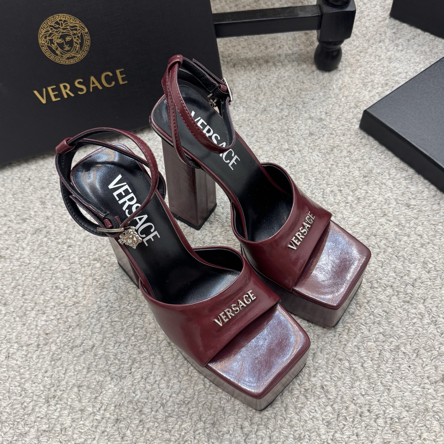 NO:535565,Increased height model VERSACE new model autumn and winter shoes Medusa new model hatred platform sandals!  Glossy waxy cowhide and basic soft cowhide!  The brand's unique Medusa head decoration. Each finished product is like a work of art, pleasing to the eye. Official classic color scheme, top version, art and design, high-end design, high-cool and not sharp, fashionable and not kitsch. It is popular overseas, and the well-known ins bloggers recommend it with all their hearts!  Upper Imported cowhide Inner Sheepskin Heel height 14.5cm Water table 5.5cm Sole Genuine leather outsole Size 35-42 (customized for 40.41.42) Packaging Full set of original packaging, high heels, versace, versace, sandals, high heels, slippers, cowhide, sheepskin, Leather soles19860909增高款 VERSACE范思哲秀场秋冬新款鞋 美杜莎新款恨天高防水台凉鞋！ 有光泽的蜡感牛皮和基本款软牛皮！品牌特有的美杜莎人头装饰 每个成品犹如艺术品般的存在,赏心悦目 官方经典配色,顶级版本,艺术与设计, 恨天高的设计,高冷却不犀利,时髦又不媚俗 火遍海外,知名ins博主倾情推荐倾心力荐！ 鞋面 进口牛皮 内里 羊皮 鞋跟高度 14.5cm 水台 5.5cm 鞋底 真皮大底 码数 35-42码（40.41.42定做） 包装 全套原版包装,高跟鞋拖鞋,versace,versace,sandals,high heels,slippers,cowhide,sheepskin,Leather soles,Women's Shoes