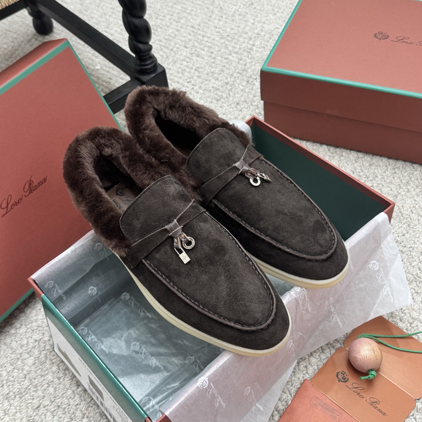 NO:536937,Classic Loropiana Summer walk nutria fur shoes LP Nouo Pianya is a top luxury brand from Italy!  It has always been loved by many people with its high-end and simple style, and it is super comfortable to wear. Original custom suede sheep tiles~ Customized inner sheepskin and fur. Original open mold natural rubber sole. Size: 35-45 (customized for 45.46) with a full set of counter packaging, loofah shoes, loro piana, loro piana, loafers, sheepskin, sheep19860909经典款 Loropiana Summer walk海狸鼠皮草毛毛鞋LP诺悠翩雅 一款来自意大利顶级奢侈品牌！一直以来以高级简约的风格得到很多人喜爱,上脚超级舒服 原版定制绒面羊猄～ 定制内里羊皮毛一体 原版开模天然橡胶大底 Size:35-45（45.46定做） 配全套专柜包装,乐福鞋毛毛鞋,loro piana,loro piana,loafers,sheepskin,sheep,Women's Shoes