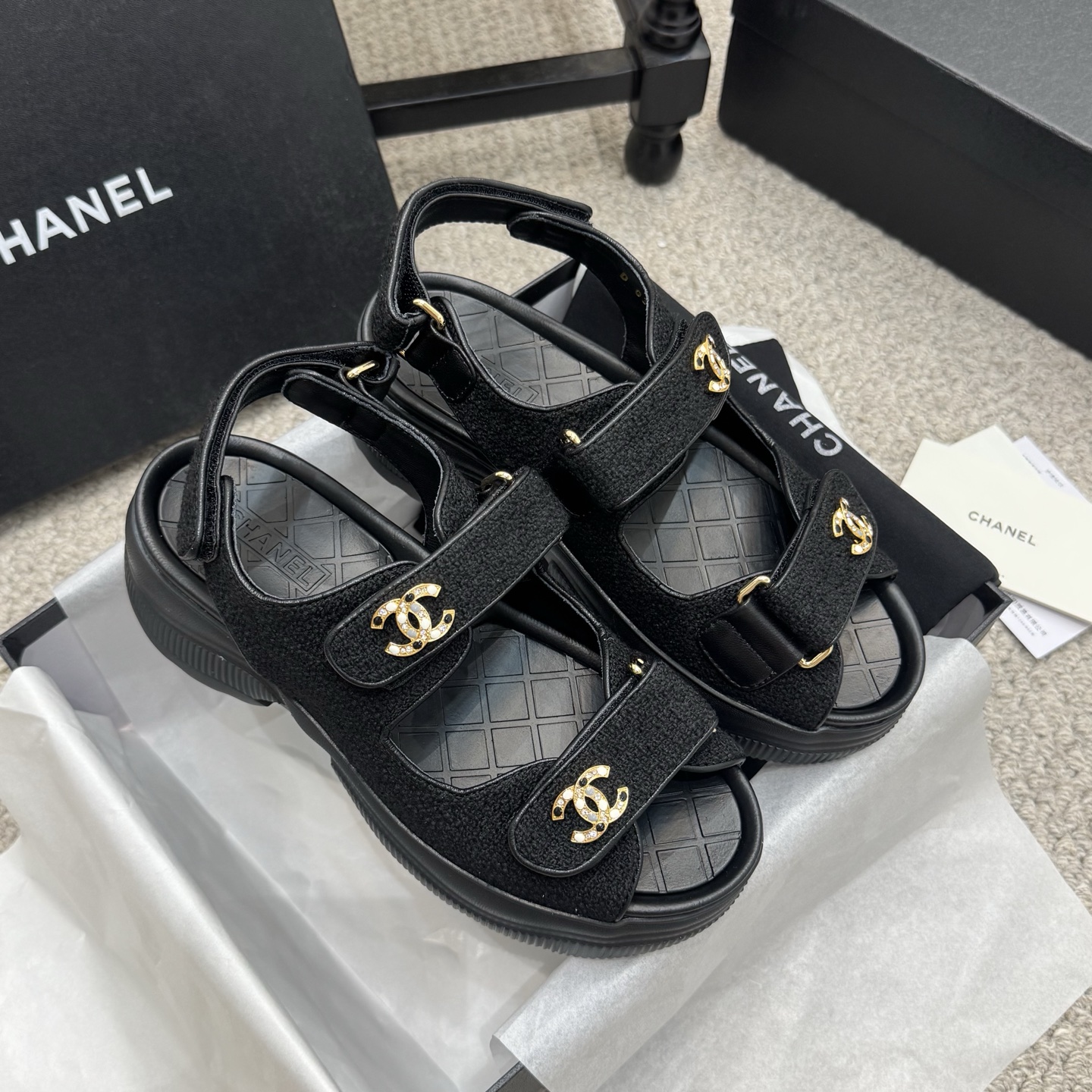 NO:536931,Popular leather surface, cloth surface * 25B autumn and winter classic thick-soled casual shoes Velcro sandals!  The whole network is booming!  The latest model in the counter is still made me willing to buy it. Only by buying it will you know its fashion. Popular and popular models must be ranked. All four seasons of matching are invincible. Various bloggers and internet celebrity styles are all visible. Super recommended models!  This series is available now. Buy for 10,600!  Original material!  Welcome to compare!  Material butter leather, inner sheepskin, large sole, original molded and large sole, Size35-41, are all equipped with top-level counter-level packaging!  sandals sandals sheepskin19860909爆款皮面 布面 * 25B秋冬经典款厚底休闲鞋魔术贴凉鞋！ 全网爆爆爆！专柜最新款,上脚依然让我心甘情愿剁手入,购入手才会知道它的时髦,人气爆款必须得有它排名,四季搭配都无敌了,各种博主、网红范搭配尽显眼前,超级推荐款！本系列现已发售. 以10600购入！原版材料！欢迎对比！ 材质牛油皮 内里羊皮里 大底原版开模大底 Size35-41 均配顶级专柜级包装！,凉鞋,sandals,sheepskin,Women's Shoes