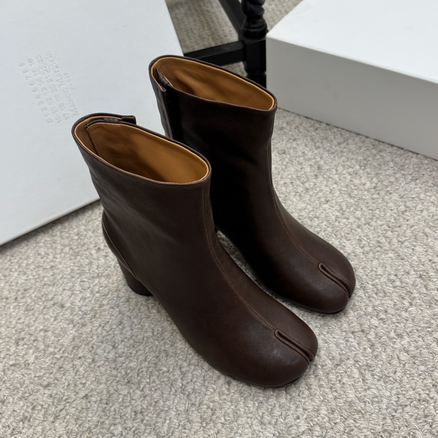 NO:536926,Purchase grade Maison Margiela MM6 Tabi split-toe shoe boots 2025 exclusive new product highest version buyer purchase 1:1 perfect replica split-toe tabi boots Original open mold double-layer genuine leather sole Original shoe shape is very generous, easy to control with various styles A boon of small short legs The upper body instantly becomes big and long legs, the upper foot is not restricted by routine, be yourself as you like ~ The fried chicken on the upper foot is soft and comfortable, the upper upper is imported original leather inner original leather, the outer sole original Italian double-layer genuine leather sole Size35-42 (40.41.42 customized) Heel height: low heel 4.0cm, medium heel 6.0cm, high heel 8.0cm, boots, masion margiela, boots19860909代购级 Maison Margiela 玛吉拉MM6家tabi分趾鞋靴 2025独家新品最高版本买手代购1:1完美复刻分趾tabi靴 原版开模双层真皮鞋底 原版套楦鞋型很大方 搭配各种风格都轻松驾驭 小短腿的福音 上身瞬间秒变大长腿 上脚不被常规所拘束,随心所欲做自己～上脚炒鸡柔软舒适 鞋面进口原版真皮 内里原版真皮 大底原版意大利双层真皮底跟 Size35-42（40.41.42定做）跟高:低跟4.0cm,中跟6.0cm,高跟8.0cm,靴子,masion margiela,boots,Women's Shoes