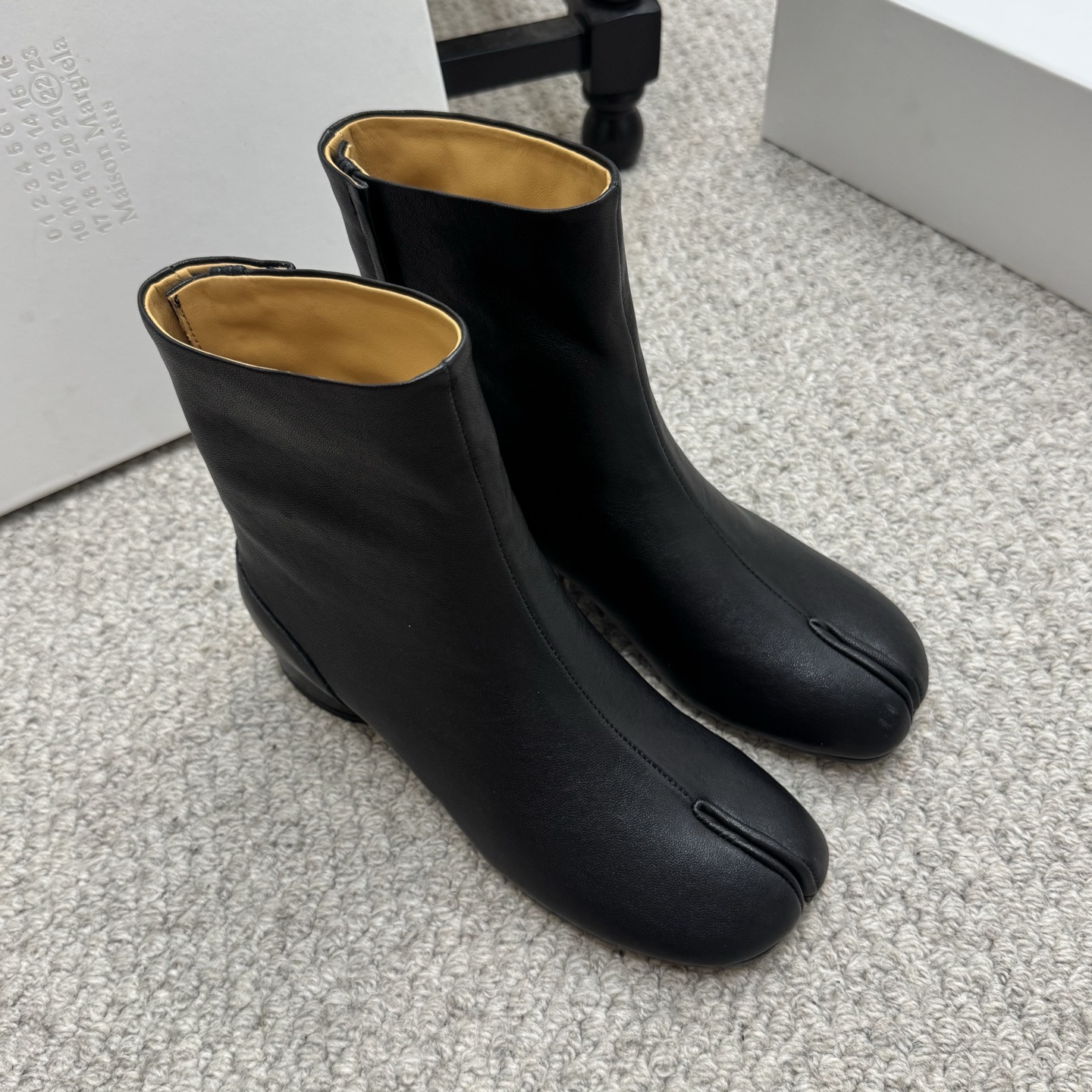 NO:536923,Purchase grade Maison Margiela MM6 Tabi split-toe shoe boots 2025 exclusive new product highest version buyer purchase 1:1 perfect replica split-toe tabi boots Original open mold double-layer genuine leather sole Original shoe shape is very generous, easy to control with various styles A boon of small short legs The upper body instantly becomes big and long legs, the upper foot is not restricted by routine, be yourself as you like ~ The fried chicken on the upper foot is soft and comfortable, the upper upper is imported original leather inner original leather, the outer sole original Italian double-layer genuine leather sole Size35-42 (40.41.42 customized) Heel height: low heel 4.0cm, medium heel 6.0cm, high heel 8.0cm, boots, masion margiela, boots19860909代购级 Maison Margiela 玛吉拉MM6家tabi分趾鞋靴 2025独家新品最高版本买手代购1:1完美复刻分趾tabi靴 原版开模双层真皮鞋底 原版套楦鞋型很大方 搭配各种风格都轻松驾驭 小短腿的福音 上身瞬间秒变大长腿 上脚不被常规所拘束,随心所欲做自己～上脚炒鸡柔软舒适 鞋面进口原版真皮 内里原版真皮 大底原版意大利双层真皮底跟 Size35-42（40.41.42定做）跟高:低跟4.0cm,中跟6.0cm,高跟8.0cm,靴子,masion margiela,boots,Women's Shoes