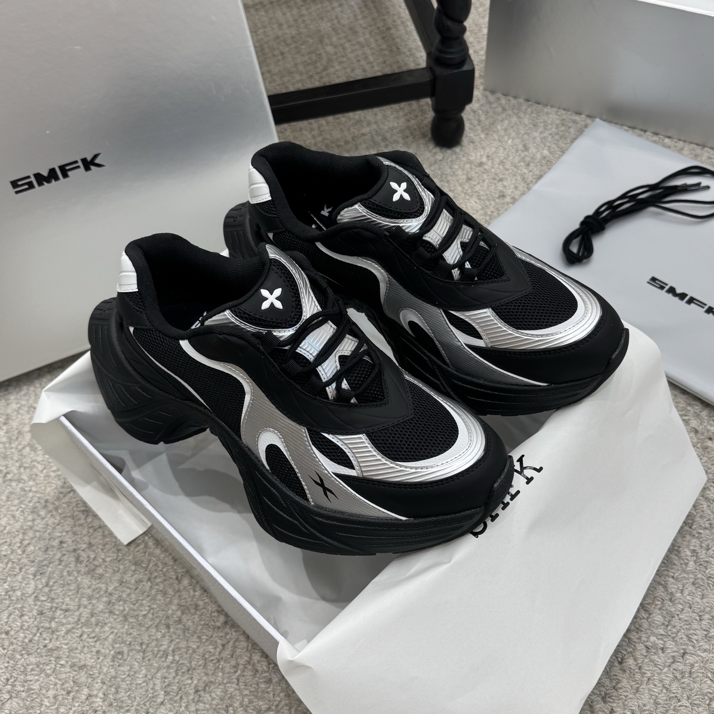 NO:559024,The popular SMFK 25SS black thick-soled dad shoes are made of mesh and leather materials, which are both breathable and textured. The shoe body is decorated with the brand's iconic cross flower, which is highly recognizable. The black and silver color scheme is cool and full of futuristic technology. The thick-soled dad shoe style not only enhances the fashion sense, but also has a significant height-increasing effect; the lace design fits the foot shape, is comfortable to wear and easy to adjust the tightness. It combines sporty style and trendy feeling, which is not only suitable for daily leisure, but also adds personality and avant-garde sense to the look. Upper mesh/special technology, inner elastic mesh, outsole rubber combination Size35-40, dad shoes19860909爆款 SMFK 25SS黑色厚底老爹鞋 采用网面与皮革拼接的材质,兼具透气性与质感.鞋身带有品牌标志性的十字花装饰,辨识度高,黑银配色酷感十足,充满未来科技感. 厚底老爹鞋款式,在提升时尚感的同时,还能起到显著的增高效果；系带设计贴合脚型,穿着舒适且便于调节松紧.融合了运动风与潮流感,既适合日常休闲,又能为造型增添个性与前卫感. 鞋面网面/特殊工艺 内里弹力网 大底橡胶组合 Size35-40,老爹鞋,Women's Shoes