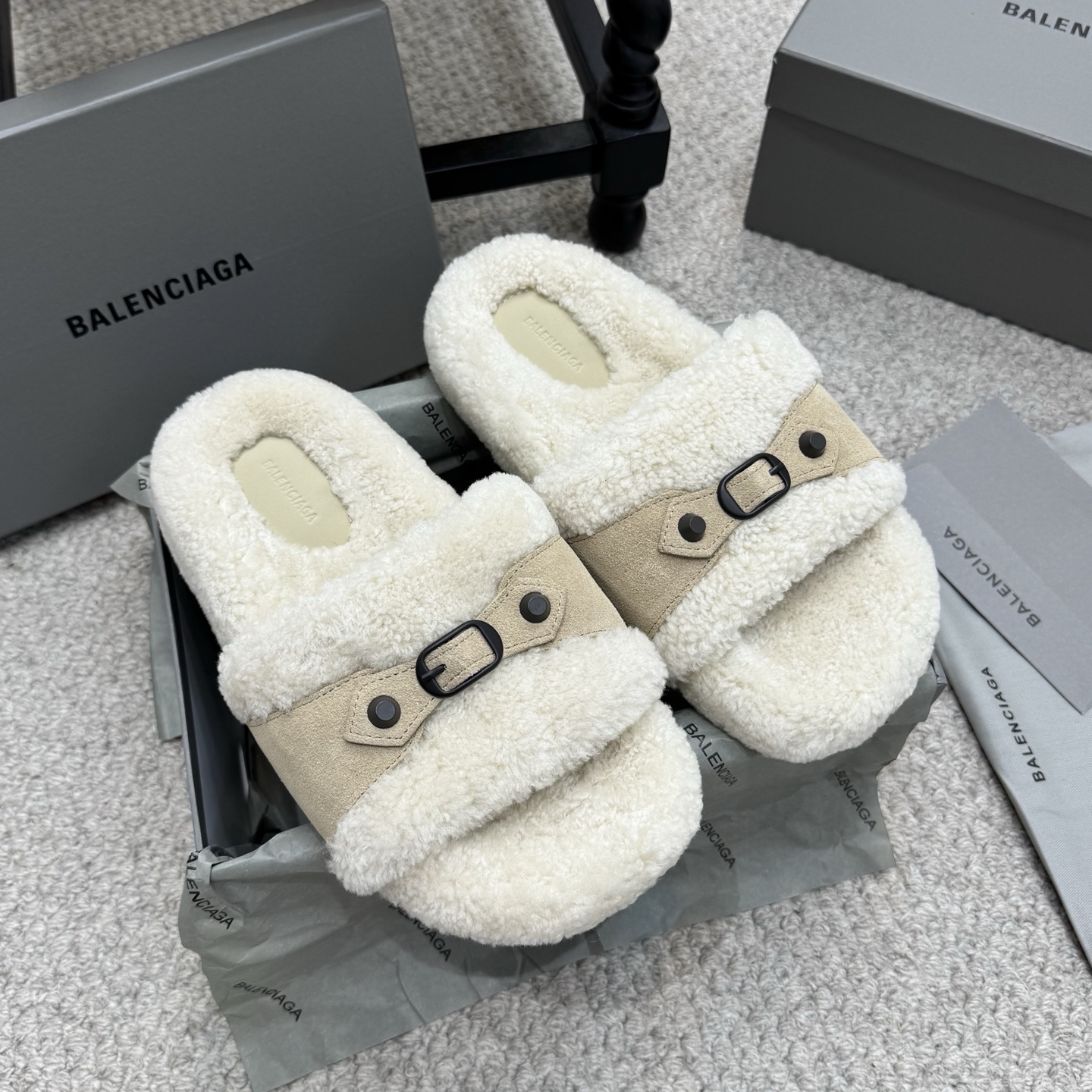 NO:559023,Balenciaga Balenciaga's trendy autumn and winter fur slippers!  The latest Balenciaga Political Campaign logo embroidery!  Full of high-end feel!  A favorite of European and American ladies, celebrities, and Internet celebrity girls. Exquisite uppers are hand-sewn and threaded. Fluffy and soft, skin-friendly and soft, a must-have for winter. Fashionable but not overly ostentatious. The fabric is high-mercerized, smooth cow suede, and the lining is made of high-grade pure wool. The soles are natural rubber, non-slip and wear-resistant. The size is 35-40. The latest original packaging of the packaging counter, furry shoes and slippers, balenciaga, balenciaga, slippers.19860909毛拖款 Balenciaga 巴黎世家秋冬潮品毛拖 ！ 最新的Balenciaga Political Campaign 徽标刺绣！高级感满满当当！ 欧美名媛 明星 网红girl 大爱款 精致鞋面手工缝纫走线 蓬松柔软 亲肤柔软冬季必备款 时尚却不过分张扬 面料高丝光牛反绒 内里高级纯羊毛 鞋底天然橡胶防滑耐磨底 码数35-40 包装配套专柜最新原包装,毛毛鞋拖鞋,balenciaga,balenciaga,slippers,Women's Shoes