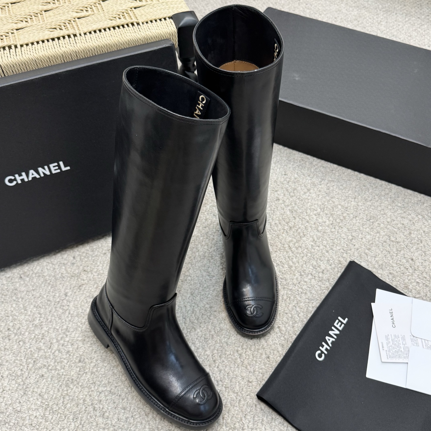 NO:559012,The classic Chanel Xiaoxiang classic double C knight boots. This pair can be worn with any style, whether sports casual or formal. The boot shaft and shoe last are also relatively spacious and more comfortable. The cowhide boot shaft is stiff enough to show straight legs but not hard. There is an embossed Double C Logo on the side of the rhombus pattern on the toe suture, which makes the whole thing very low-key. It feels like a pair of boots that can be worn for many years. Highly recommended. Customized imported cowhide, custom mixed lambskin lining, Italian genuine leather outsole  Heel height 3.5cm Size: 35-40, boots, chanel, boots, cowhide, sheepskin, Leather soles19860909经典款 Chanel 小香经典双C骑士长靴 这双不论运动休闲还是正式什么风格都能搭 靴筒和鞋楦也都比较宽裕,更舒服 牛皮的靴筒足够挺括,显腿直但不硬～鞋头缝线的菱格纹侧面有一个浮雕双C Logo整个就是非常低调 感觉是一双可以穿很多年的靴子 非常推荐 定制进口牛皮 定制混种小羊皮里 意大利真皮大底 跟高3.5cm  Size:35-40,靴子,chanel,boots,cowhide,sheepskin,Leather soles,Women's Shoes
