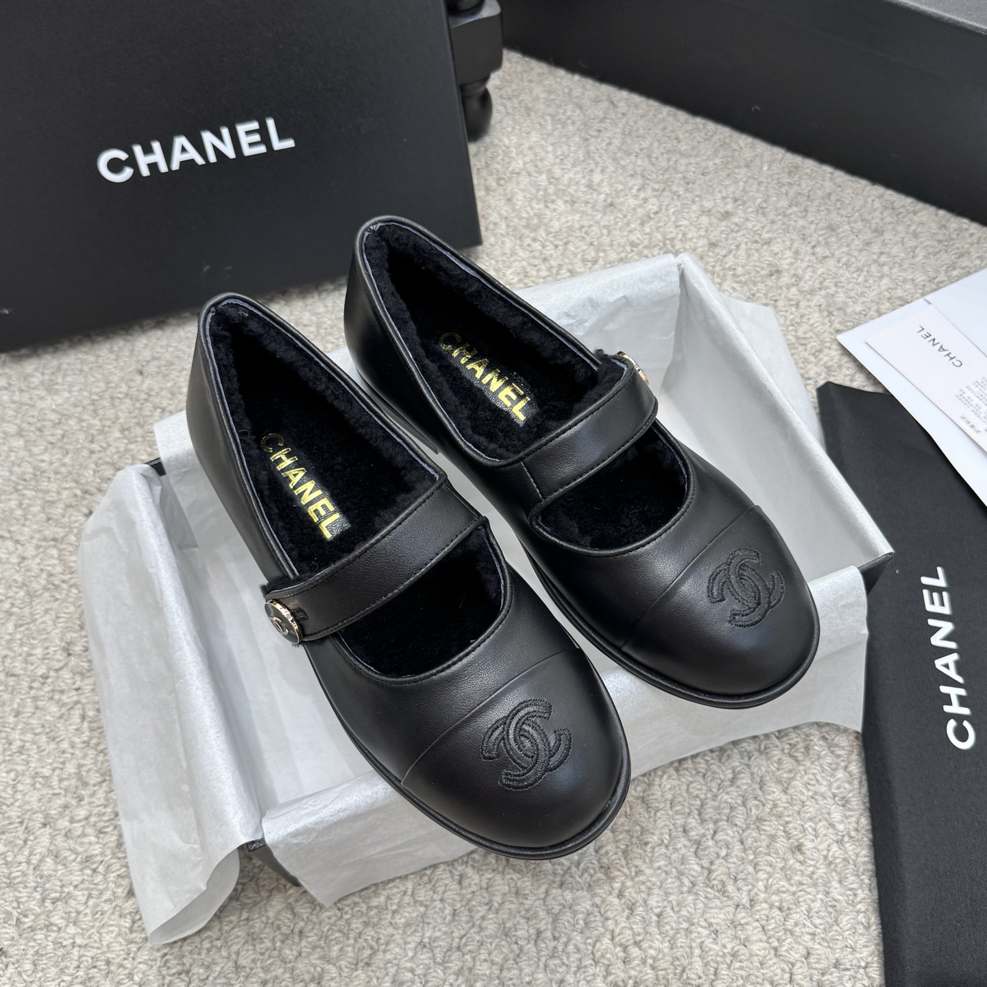 NO:559022,Classic ChaneL 25K Teddy Furry Loafers, simple and high-end design, super versatile!  Double C logo embellishment!  Imported suede has the texture of natural animal leather visible to the naked eye!  The top version is stress-free when entering and exiting the cabinet. It has a bookish texture on the feet and feels great on the feet. Versatile item. Customized imported suede upper. Imported lamb wool lining. Outsole. Imported genuine leather outsole. Size 35-40. Comes with full package, loafers, chanel, loafers, chamois leather, Leather soles.19860909经典款 ChaneL 25K泰迪毛毛乐福鞋 设计简约高级,超级百搭款！双C logo点缀！进口麂皮肉眼可见的天然动物皮革的质感！ 顶级版本 进出柜柜无压力 上脚很有书香气质 脚感超好 百搭单品 鞋面定制进口麂皮 内里进口羊羔毛 大底进口真皮大底 Size35-40 配全套包装,乐福鞋,chanel,loafers,chamois leather,Leather soles,Women's Shoes