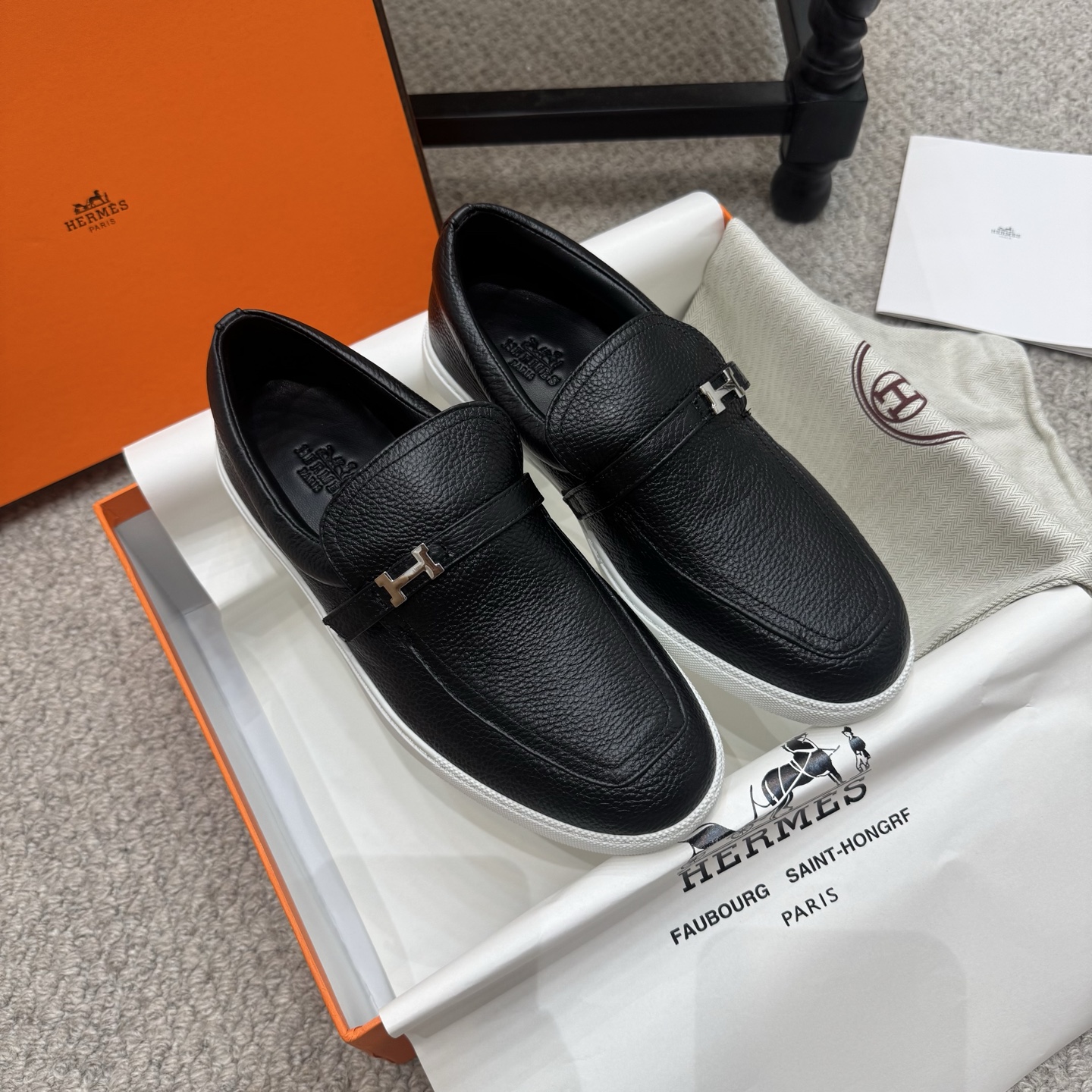 NO:562140,Couple model (men 10) Hermes 25ss new autumn and winter loafers, British retro design, classic and attractive!  Original inverted mold last, the ultimate 1:1 shape. Fabric: cow suede/calf leather, lining imported sheepskin, outsole molded rubber sole, size 35-45, loafers, hermes, loafers, cowhide, sheepskin19860909情侣款(男10) Hermes25ss秋冬新款乐福鞋,英伦复古设计,经典耐看！原版倒模楦型,极致1:1形体. 面料牛反绒/小牛皮 内里进口羊皮里 大底开模橡胶底 码数35-45,乐福鞋,hermes,loafers,cowhide,sheepskin,Women's Shoes