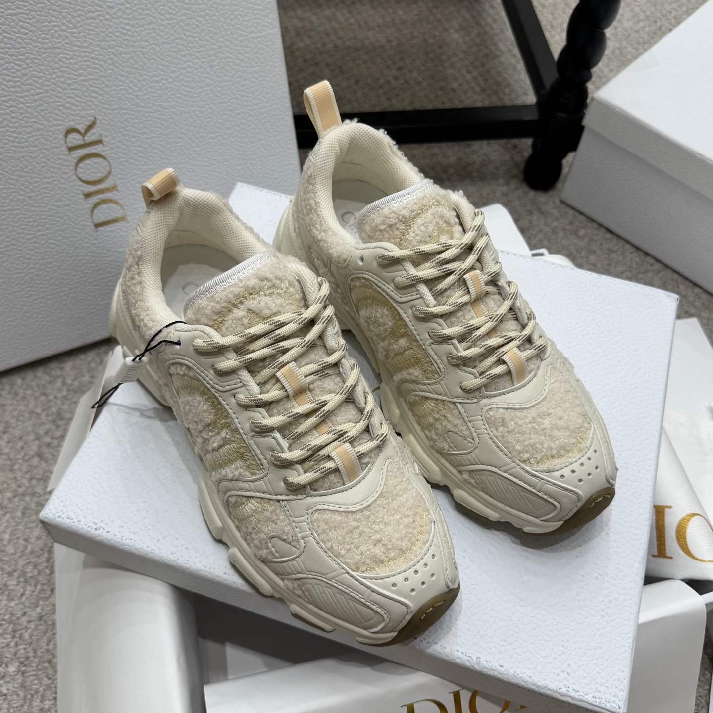 NO:562170,New color DIOR CHRONO Dior high version. Original development of new TPU absorbent film ultra-light and soft combination outsole. Sports style... sneakers... dad shoes... super beautiful on the feet... all kinds of celebrities and Internet celebrities have stepped on their feet... dazzling logos, classic and versatile, suitable for all seasons... painting-style sneakers that you can fall in love with at a glance; a mix of leather and mesh painting art materials. The CD logo outlined with thin lines on the side is unique... full of details...  The quality is completely consistent with that of the counter.. Equipped with the original packaging of the counter. SIZE35-40 (41 can be customized), dad shoes, dior, dior, sneakers19860909新色 DIOR CHRONO 迪奥高版本. 原版开发全新TPU吸膜超轻极软组合大底. 运动风格…运动鞋..老爹鞋.. 上脚超美超赞..各路明星网红纷纷上脚..耀眼logo经典百搭四季皆宜..一眼就能爱上的绘画风格运动鞋；皮革与网面绘画艺术材质的混搭.侧面细线勾勒的CD logo别出心栽..细节满满… 品质完全与专柜一致.. 配置专柜原版包装. SIZE35-40（41可订做),老爹鞋,dior,dior,sneakers,Women's Shoes