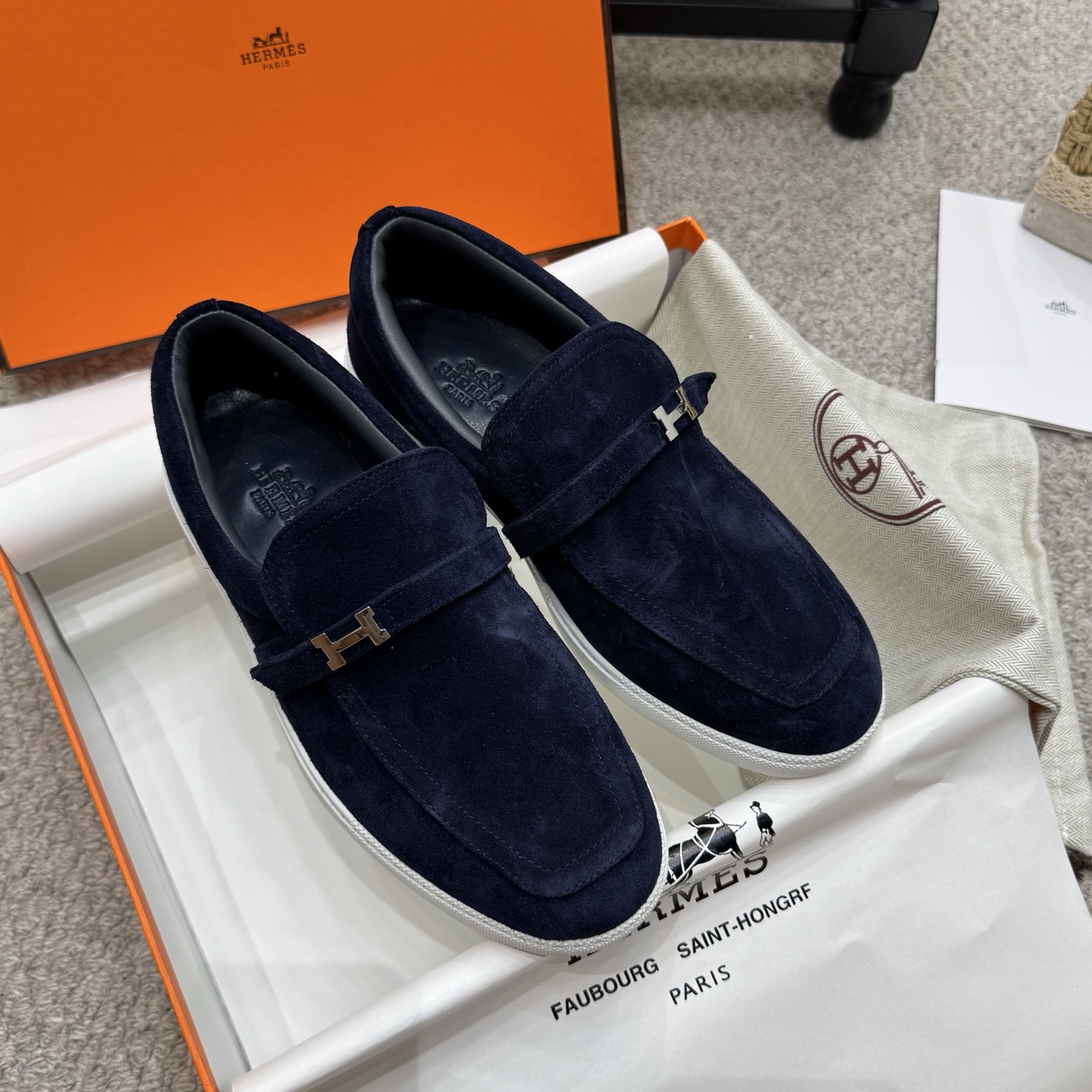 NO:562146,Couple model (men 10) Hermes 25ss new autumn and winter loafers, British retro design, classic and attractive!  Original inverted mold last, the ultimate 1:1 shape. Fabric: cow suede/calf leather, lining imported sheepskin, outsole molded rubber sole, size 35-45, loafers, hermes, loafers, cowhide, sheepskin19860909情侣款(男10) Hermes25ss秋冬新款乐福鞋,英伦复古设计,经典耐看！原版倒模楦型,极致1:1形体. 面料牛反绒/小牛皮 内里进口羊皮里 大底开模橡胶底 码数35-45,乐福鞋,hermes,loafers,cowhide,sheepskin,Women's Shoes
