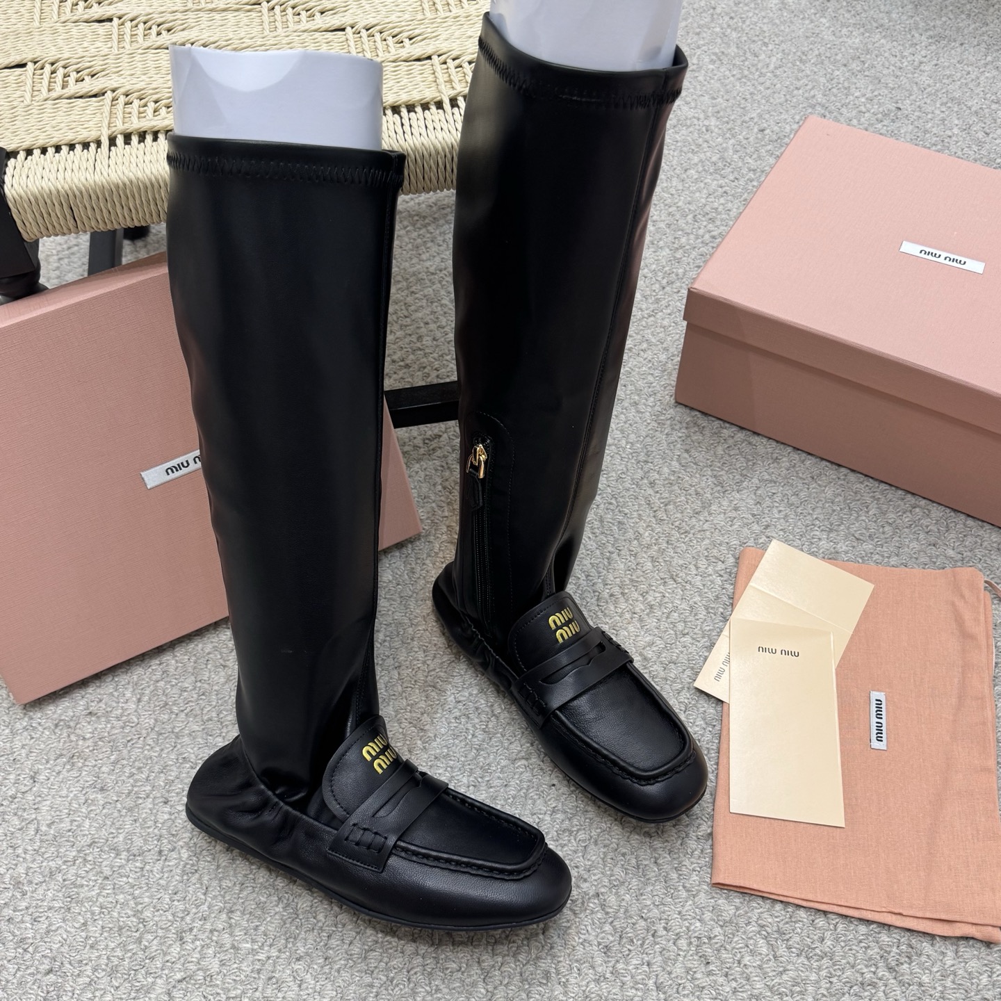 NO:562173,Stretch boots MiuMiu's latest runway boots for autumn and winter 2025. The most photographed item on the runway. It's hard to find a pair of shoes at miu's ordering meeting. There are so many celebrity fashion bloggers planting grass. The original details of the buttons are reproduced one-to-one. This year's most worth buying boots, there is no one!  This autumn and winter are really cool. The Maillard color leather is super versatile and looks good. Although it is a long boot, it fits well into the foot. The fabric is actually very soft and easy to wear!  The feet feel great. No matter whether the legs are thick or thin, they can be worn loosely and the legs are very straight. The punk style is full of high-end. Size35-40, boots, miumiu, boots19860909弹力靴 MiuMiu缪缪2025秋冬最新走秀款长靴 走秀款出镜率最高的单品 miu家订货会一鞋难求 超多明星时尚博主种草 细节扣子原版一比一复刻 今年最值得入手的靴子 没有之一！今年秋冬确实泰酷辣 美拉德色系皮料 超级百搭好看 虽是长靴但是相当好入脚 面料其实非常软巨好穿！脚感超赞 不管腿粗腿细 都能穿出宽松感而且非常显腿直 朋克风高级感十足 Size35-40,靴子,miumiu,boots,Women's Shoes