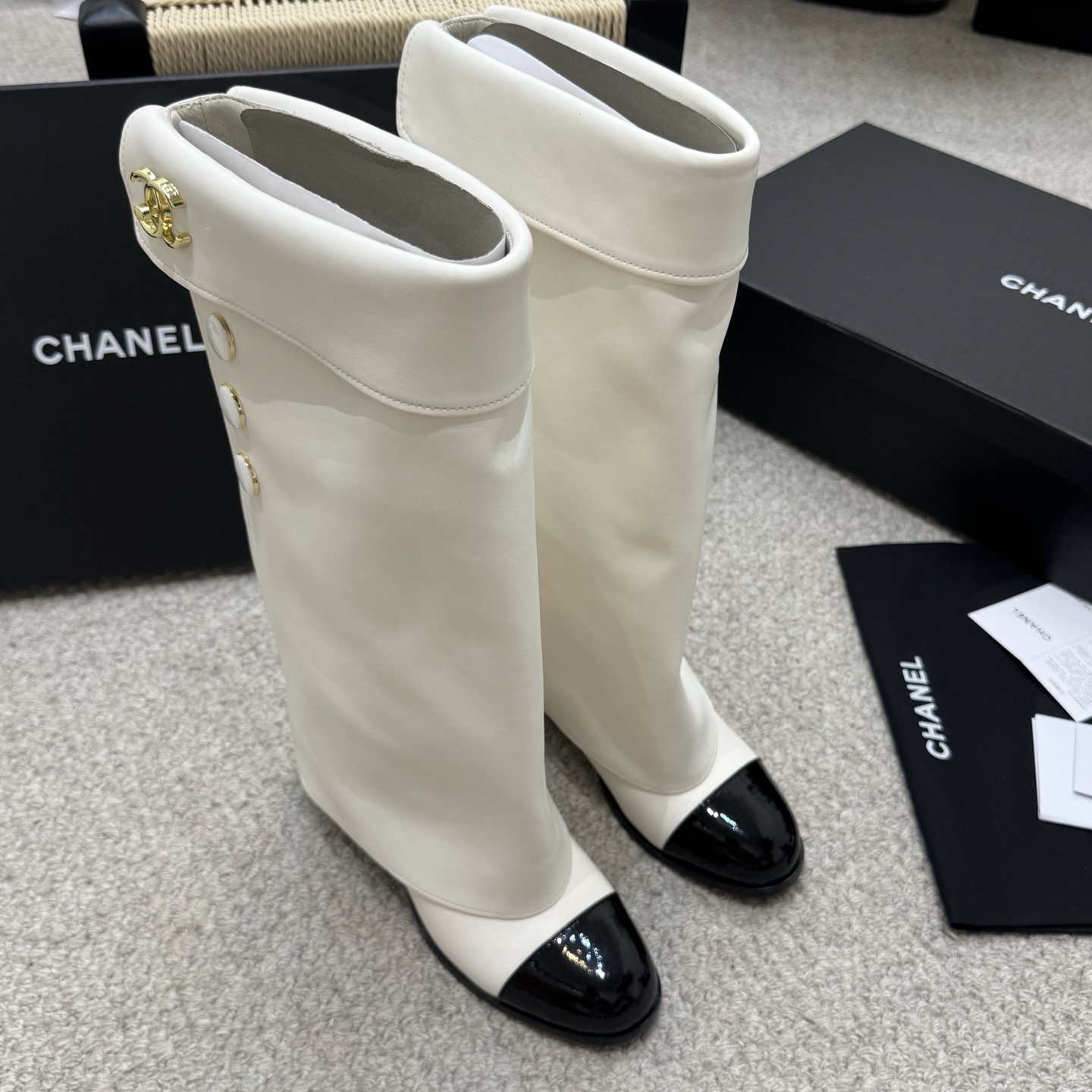 NO:562201,Popular boots Chanel Xiaoxiang 25/ The latest autumn and winter catwalk style Cavalier trouser boots. They are so beautiful. They have become very popular recently. They are really attractive. The more I look at them, the more I like them!  These Martin boots are really suitable for autumn and winter. The thick soles are super comfortable on the feet and can lengthen your legs!  !  !  It’s not just me bragging about the fact that my legs become semen when I put them on. I’m an instant supermodel and look super textured!  One of my favorite shoes in recent times!  Please!  Is it really a must-have for everyone? Anyone who doesn’t have me will be heartbroken!  You can wear it with a sense of luxury with any combination. The material is original 1:1 custom-made cowhide fabric. Sheepskin lining pad. Outsole. Genuine leather sole imported from Italy. Size35-41, boots, chanel, boots, cowhide, sheepskin.19860909爆款靴 Chanel 小香 25/ 秋冬最新 走秀款 骑士 裤筒靴 美的太超过了 最近非常爆真的是很耐看越看越喜欢！这款马丁靴真的太适合秋冬了 厚底上脚超级舒服,拉长腿型不在话下！！！穿上就变腿精绝不是我吹 瞬间超模一米八 超有质感！近期最爱的鞋子没有之一！拜托！真的是人手必备好吗～谁没有我都会桑心的！随意的搭配都能穿出高级感 材质原版1:1订制牛皮面料 内里羊皮内里垫 大底意大利进口真皮底 Size35-41,靴子,chanel,boots,cowhide,sheepskin,Women's Shoes