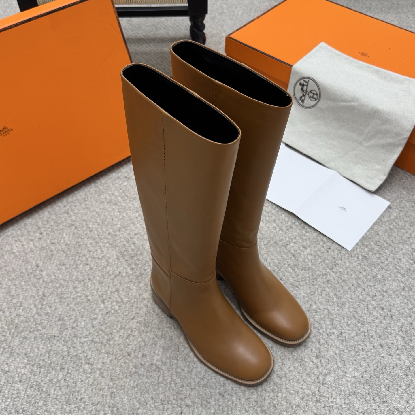 NO:562164,Purchasing agent H Home 2025 new autumn and winter HERMES classic boots. The price at the boot counter is close to 2W. The high price naturally has unique craftsmanship and quality. The leather of this boot is all imported and customized, and the lining material is also imported custom cowhide. It is easy to wear and comfortable and looks good with everything. It is a knight boot that will never go out of style no matter how you wear it. The upper is original cow leather, the lining is imported cowhide, and the outsole is original genuine leather sole.  Size35-42,boots,hermes,hermes,boots,cowhide19860909代购级 H家 2025秋冬新款 HERMES爱马仕经典长靴靴子专柜价格接近2W高昂的售价自然有独特的工艺和品质 这款靴子的皮料全部为进口定制,内里材质也是进口定制牛皮,,好穿舒适搭配什么都好看的秋冬必备款,而且风格永存怎么穿都不会过时的骑士靴. 鞋面原版奶牛皮, 内里进口牛皮内里 大底原版真皮鞋底 Size35-42,靴子,hermes,hermes,boots,cowhide,Women's Shoes