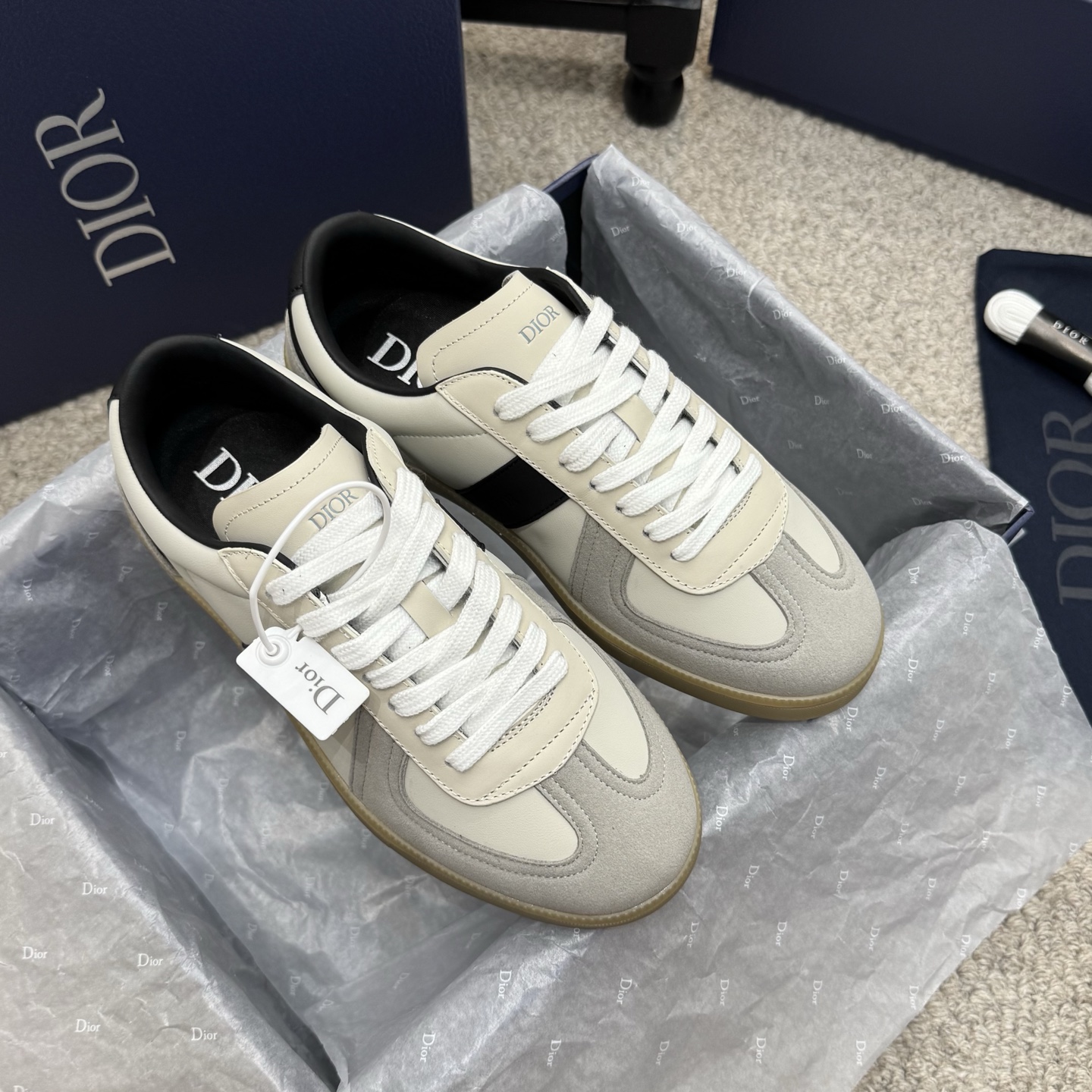 NO:562134,Couple style (men's 10) Dior Dior, exclusive mold opening, bread shoes, couple style, casual sports shoes, original development and production, simple style but not out of style. Fabric: original custom imported first-layer cowhide Inner: original custom soft sheepskin lining Outsole: original mold Size: 35-45, casual shoes/sports shoes, dior, dior, sneakers, cowhide, sheepskin19860909情侣款(男款10) Dior迪奥、独家开模首发、 面包鞋 情侣款 休闲 运动鞋 原版开发 做货 风格简约而不失格调. 面料: 原版定制进口头层牛皮 内里: 原版定制柔软羊皮里 大底: 原版开模 Size: 35-45,休闲鞋/运动鞋,dior,dior,sneakers,cowhide,sheepskin,Women's Shoes