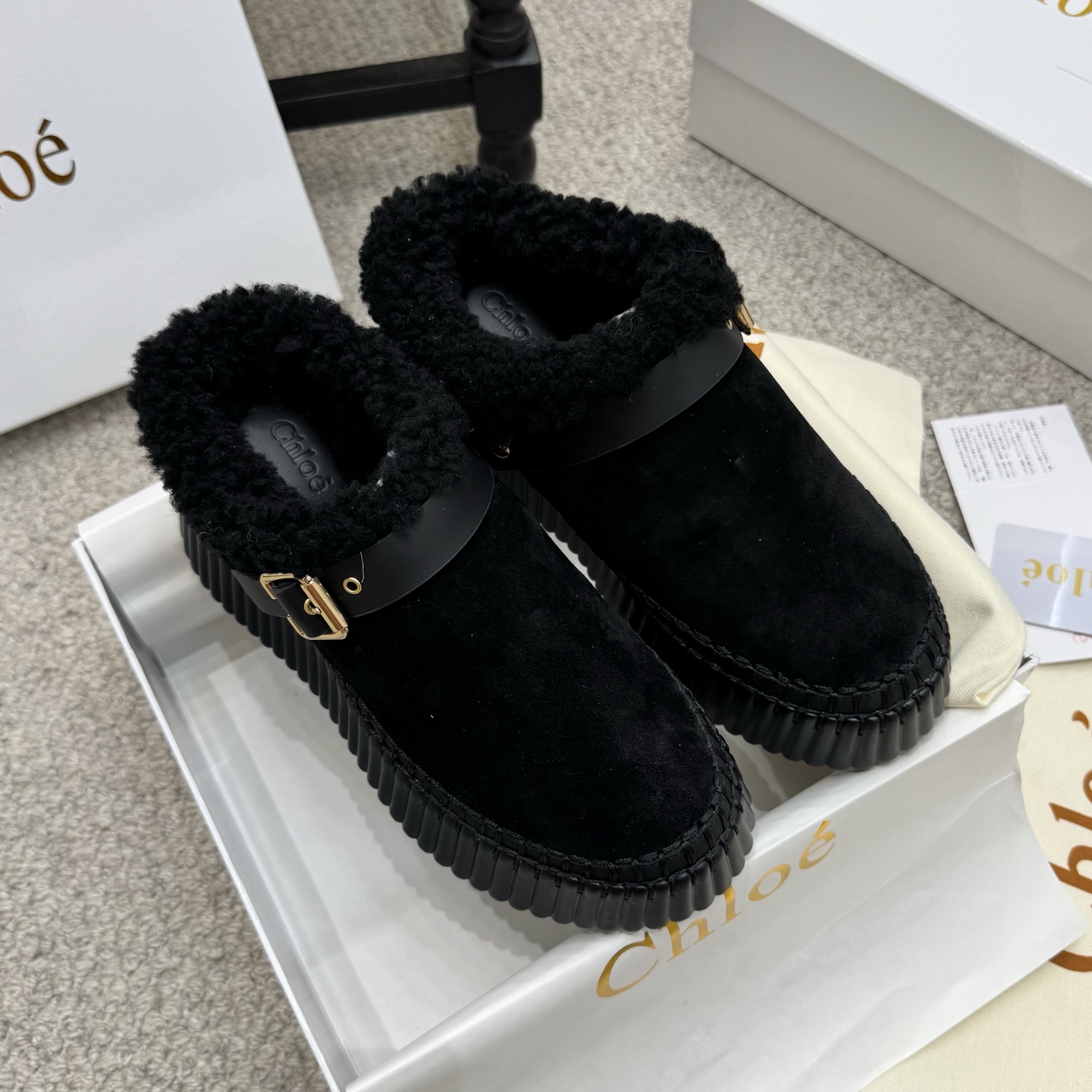 NO:649355,Furry shoes, Chloe's latest sewing mark thread, upgraded version of pure hand-stitched casual shoes... original private model high-density foam soles, artificial Goodyear threading, all the positions are just right after matching, all the craftsmanship is consistent with the original material, it is definitely a pair of durable and durable shoes that are necessary for walking in the world!  !  Fabric: cowhide and tendon stitching, design style is super invincible, sheepskin lining, rubber outsole, size 35-40, fur shoes, snow boots, chloe, loewe, boots, cowhide, sheepskin19860909毛毛鞋 Chloe（克洛伊）最新的缝马克线 升级版纯手工缝线休闲鞋… 原版私模高密度发泡鞋底 人工固特异手法穿线 配上后所有的位置刚刚好 所有的工艺与材质原版一致 绝对是一双耐穿耐看行走江湖必备利器！！ 面料牛皮牛筋拼接设计风格超级无敌美 内里羊皮 大底橡胶底 Size35-40,毛毛鞋雪地靴,chloe,loewe,boots,cowhide,sheepskin,Women's Shoes