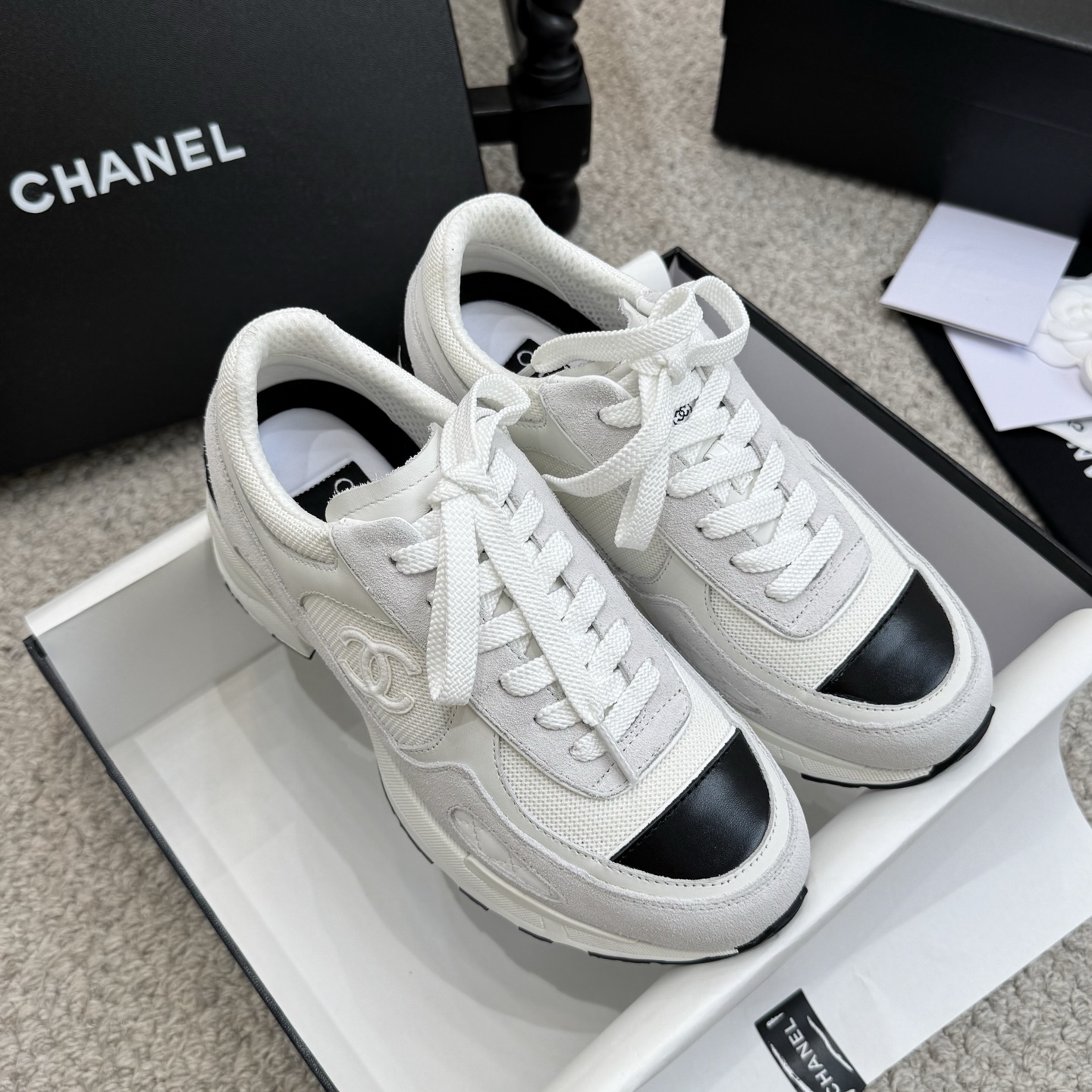 NO:649306,Purchasing agent level (heel 4cm/5.5cm) Chanel 25K high-heeled sneakers, classic double C Logo and highly recognizable thick sole design + invisible high heels, comfortable and fashionable, suitable for daily wear or light exercise!  The upper is breathable and is very suitable for spring and summer. It has a wide range of sizes and is suitable for all types of feet. It goes well with jeans, dresses, and suit jackets. It is both casual and elegant. It is a hot item in the 25K series and is praised by the fashion circle!  Upper mesh + calfskin + suede, breathable technical mesh lining, original molded rubber sole, heel height 4cm/5.5cm, Size: 35-40 (customized at 34.41), casual shoes/sports shoes, chanel, sneakers, skirts, jeans, jackets & coats, business suit, cowhide19860909代购级(跟4cm/5.5cm) Chanel 25K高跟运动鞋,经典双C Logo超有辨识度厚底设计+隐形高跟,舒适又时髦,日常穿搭或轻运动都OK！鞋面透气,春夏穿超合适,尺码覆盖广,适合各种脚型.搭配牛仔裤、连衣裙、西装外套都很出彩,休闲优雅兼具,是25K系列爆款,时尚圈都在夸！ 鞋面网布+小牛皮+翻毛皮 内里透气科技网布 原版开模橡胶底 跟高4cm/5.5cm Size:35-40（34.41定做）,休闲鞋/运动鞋,chanel,sneakers,skirts,jeans,jackets & coats,business suit,cowhide,Women's Shoes