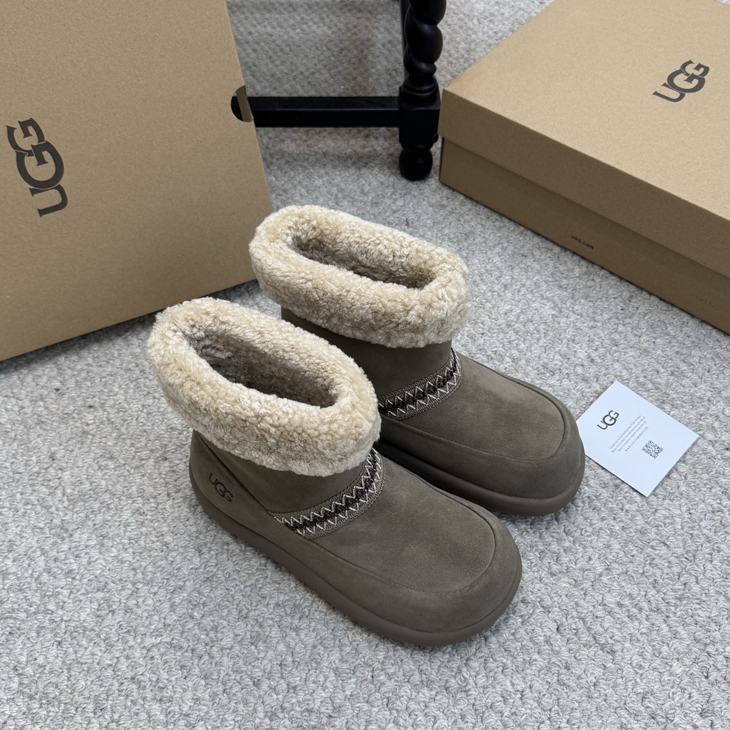 NO:649319,Maomao Shoes UGG 25ss Autumn and Winter Internet celebrity Maomao casual shoes, soft design, welding 'cuteness' and 'warmth' on the feet ~ Fufu, wearing a sweatshirt and jeans will look like a sweet girl, and the thick soles can also be used quietly!  It has a retro feel and looks great with coats and woolen skirts. The slip-on design will make lazy people ecstatic~ The moment you step into the shoes wrapped in wool, you will be warmed to your heart!  The atmosphere and practicality of autumn and winter outfits are all arranged for me. Size 35-40, snow boots, boots, hoodie, sweatshirts, skirts, jeans19860909毛毛鞋 UGG 25ss 秋冬 网红毛毛 休闲鞋 软乎乎的设计 把“可爱”和“保暖”焊在脚上～ 奶fufu的,搭卫衣牛仔裤就是甜妹本妹,厚底还能悄悄**！ 复古感拉满,配大衣、毛呢裙都很绝,一脚蹬设计懒人狂喜～ 裹着羊毛踩进鞋里的瞬间,暖到心坎里！秋冬穿搭的氛围感和实穿性,它全给我安排明白了 Size35-40,雪地靴,boots,hoodie,sweatshirts,skirts,jeans,Women's Shoes