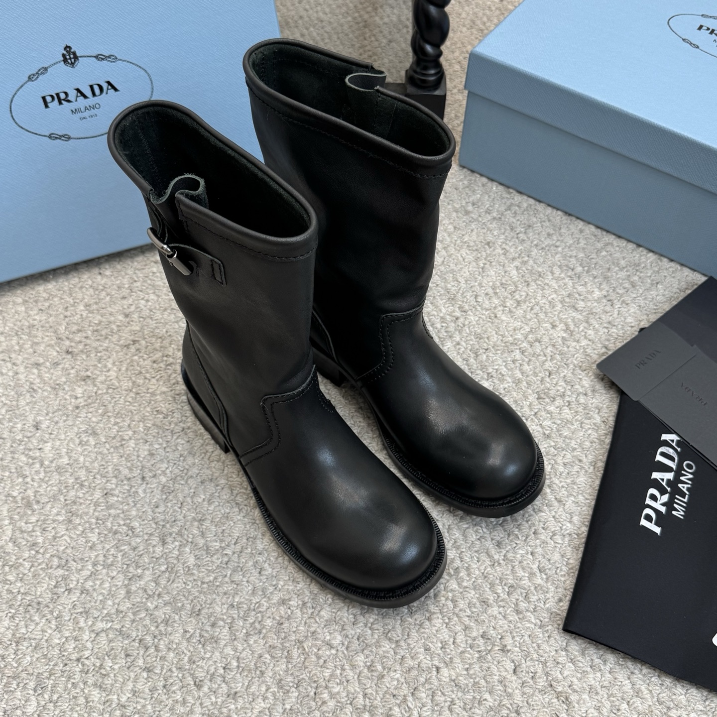 NO:592296,Short boots Prada 25/latest knight boots!  The popular series interprets urban fashion, and the design highlights functionality and technology. The classic triangle logo/shows the brand's iconic elements. Full cowhide upper, a trendy brand series that is unparalleled and comfortable on the feet!  The same as the original version, open-edge beaded cowhide and cow suede upper, padding sheepskin light non-slip rubber outsole Size35-41 (customized for 41), boots, prada, prada, boots, cowhide, sheepskin19860909短靴款 Prada 普拉达25/最新骑士靴！ 火爆系列 演绎都市风尚 设计彰显功能性与科技感 经典三角标/展现品牌标志性元素 全牛皮鞋面,上脚无敌舒服的潮牌系列！ 原版一致 鞋面开边珠牛皮和牛反绒, 垫脚羊皮轻盈防滑生胶大底 Size35-41(41定做),靴子,prada,prada,boots,cowhide,sheepskin,Women's Shoes