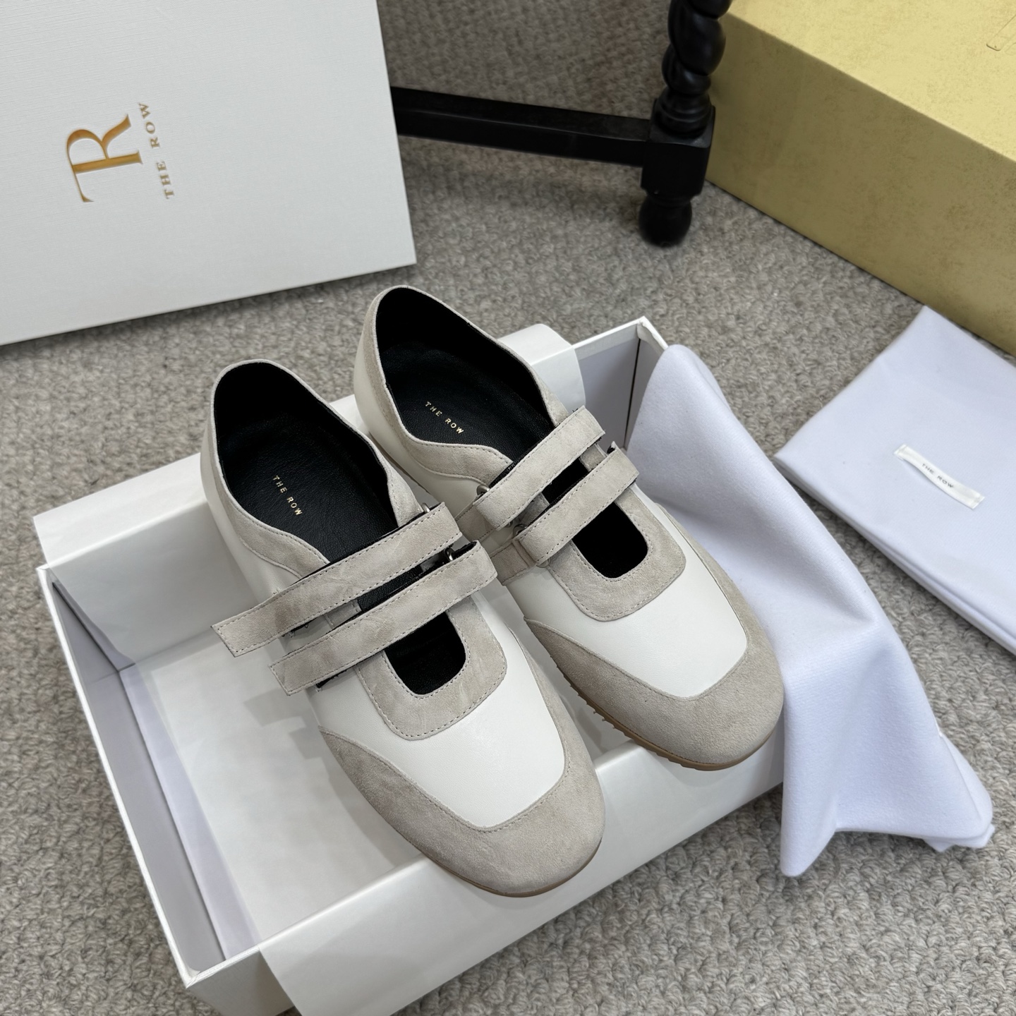 NO:592298,Simple model The row26 spring and summer new style minimalist color-blocked Velcro casual shoes high version quality fashionable and versatile upper original sheepskin with sheepskin lining sheepskin foot sheepskin original molded rubber outsole Size: 35-40 (customized for 40), Mary Jane, mary jane, sheepskin, sheep19860909简约款 The row26春夏新款 极简主义拼色魔术贴休闲鞋 高版本品质 时尚百搭 鞋面原版羊京拼羊皮 内里羊皮 垫脚羊皮 原版开模橡胶大底 Size:35-40（40定做）,玛丽珍,mary jane,sheepskin,sheep,Women's Shoes