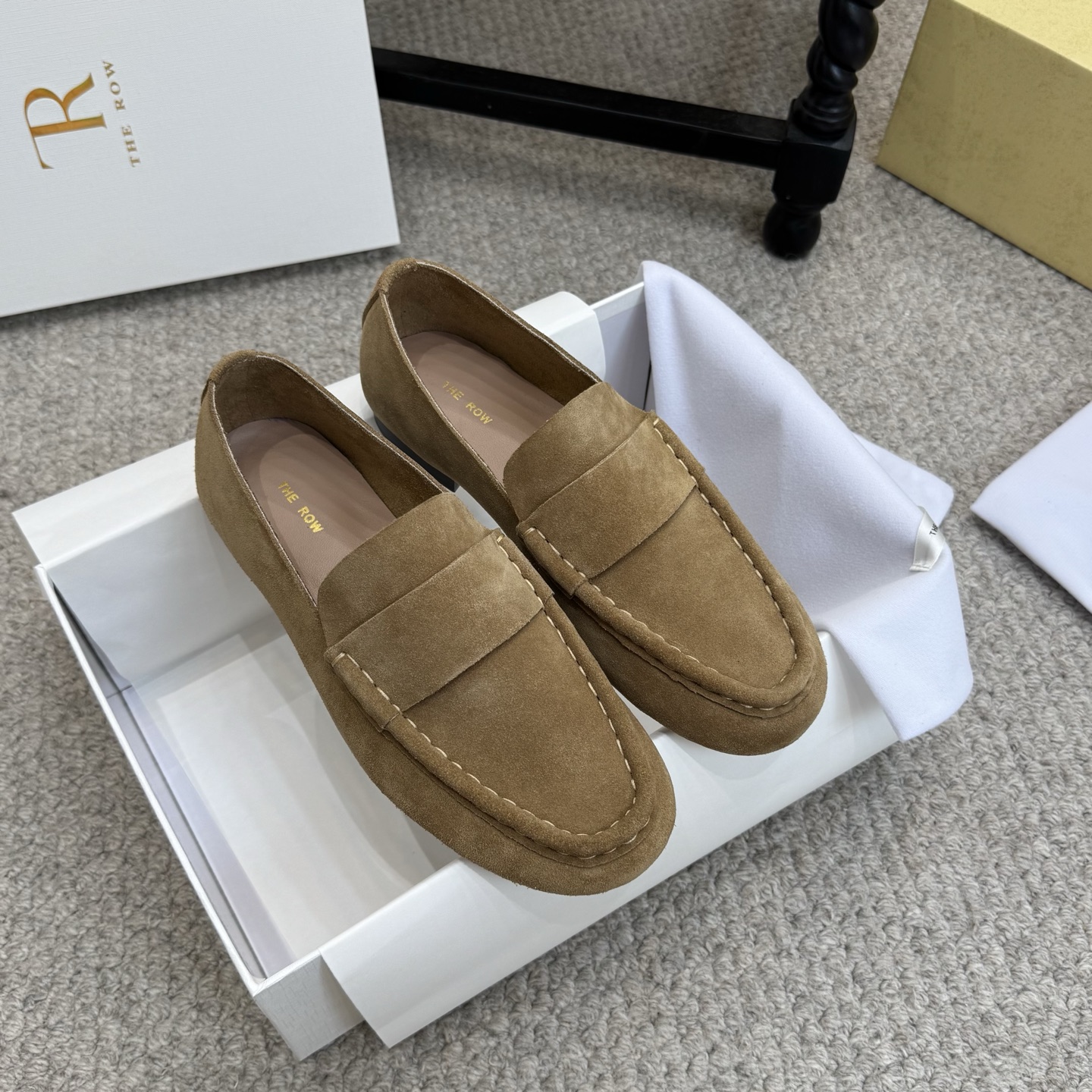 NO:649289,Simple style The Row's new summer casual upper is breathable and comfortable, minimalist, fashionable and versatile, high version quality, material: cow suede, lining: cow lining, outsole, genuine leather outsole, Size35-39 (customized for 40), loafers, loafers, Leather soles19860909简约款 The Row 新款夏季休闲鞋面透气舒适 极简主义 时尚百搭 高版本品质 材质牛反绒 内里牛里 大底真皮大底 Size35-39（40定做),乐福鞋,loafers,Leather soles,Women's Shoes