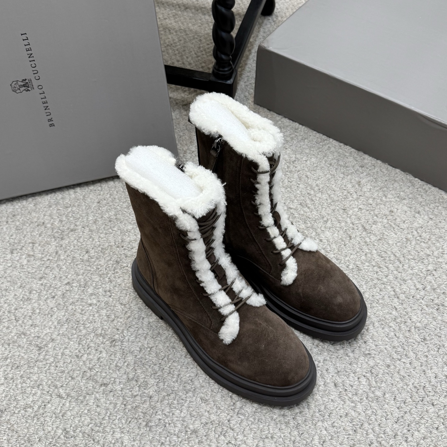 NO:649295,Furry boots BRUNELLO CUCINELLI 2025 Autumn and Winter BC new mid-calf lace-up Martin boots/motorcycle boots. Purchase ZP to compare and customize, the top version for foreign orders. My family is truly developed and shipped by the original factory, you really get what you pay for, all real materials, never cut corners. Shoe lasts, leather fabrics, chain accessories, heels and soles, packaging boxes, all are customized for the new version ~ You can’t go wrong choosing this one in the new year. The upper material is cashmere  Wool lining, outsole, molded gear rubber sole, 3 colors, heel height is about 6cm, front sole is about 3cm, size 35-39 (40 customization is non-returnable and non-exchangeable), equipped with BC high-end packaging, snow boots, brunello cucinelli, boots19860909毛毛靴 BRUNELLO CUCINELLI 2025秋冬BC新款中筒绑带马丁靴/机车靴子  购入ZP对比定制,外单顶级版 我家真正原厂开发出货,真正一分钱一分货,全部真材实料,绝不偷工减料鞋楦、皮料面料、链条辅料、鞋跟鞋底、包装盒子,全部对新版开模定制~新的一年选择这款绝对不会错  鞋面材质羊绒  内里羊毛  大底开模齿轮橡胶底  颜色3色  跟高6cm左右,前底3cm左右  码数35-39码（40定制不退不换）  配BC高端包装,雪地靴,brunello cucinelli,boots,Women's Shoes