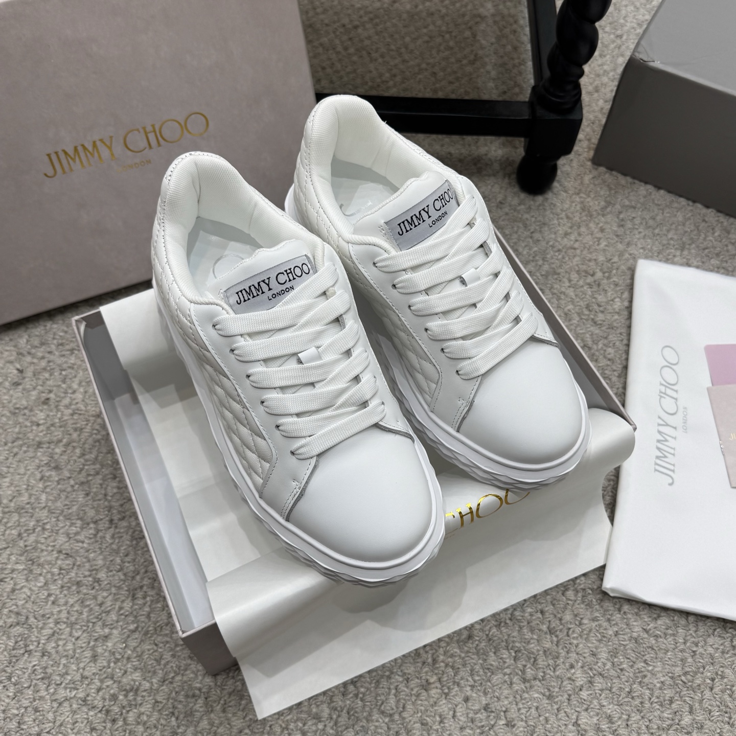 NO:592294,Purchasing-grade Chloe/Chloe 25ss spring and summer new thick-soled white shoes, casual shoes, original soles, Internet celebrity hot style, top leisure vacation series. Big celebrities and Internet celebrities unanimously pursue this style, and it is even out of stock. It is hard to find. An indispensable single item slippers in midsummer, very attractive and fashionable sports style, show your elegance, lightness, slimming and white feet in your way. Fabric: imported cowhide. Lining: sheepskin outsole. Rubber outsole.  Size35-40,casual shoes/sports shoes,chloe,loewe,sneakers,slippers,cowhide,sheepskin19860909代购级 Chloe 克洛伊/蔻依 25ss 春夏季季新款 厚底小白鞋 休闲鞋 原版鞋底,网红爆款,顶级休闲度假系列 大咖网红一致追求此款,更是断货一度难求 盛夏不可缺少的单品拖鞋,上脚极具吸引时髦运动风尚,以你的方式彰显你的优雅、轻便、显瘦、显脚白 面料进口牛皮 内里:羊皮 大底橡胶大底 Size35-40,休闲鞋/运动鞋,chloe,loewe,sneakers,slippers,cowhide,sheepskin,Women's Shoes