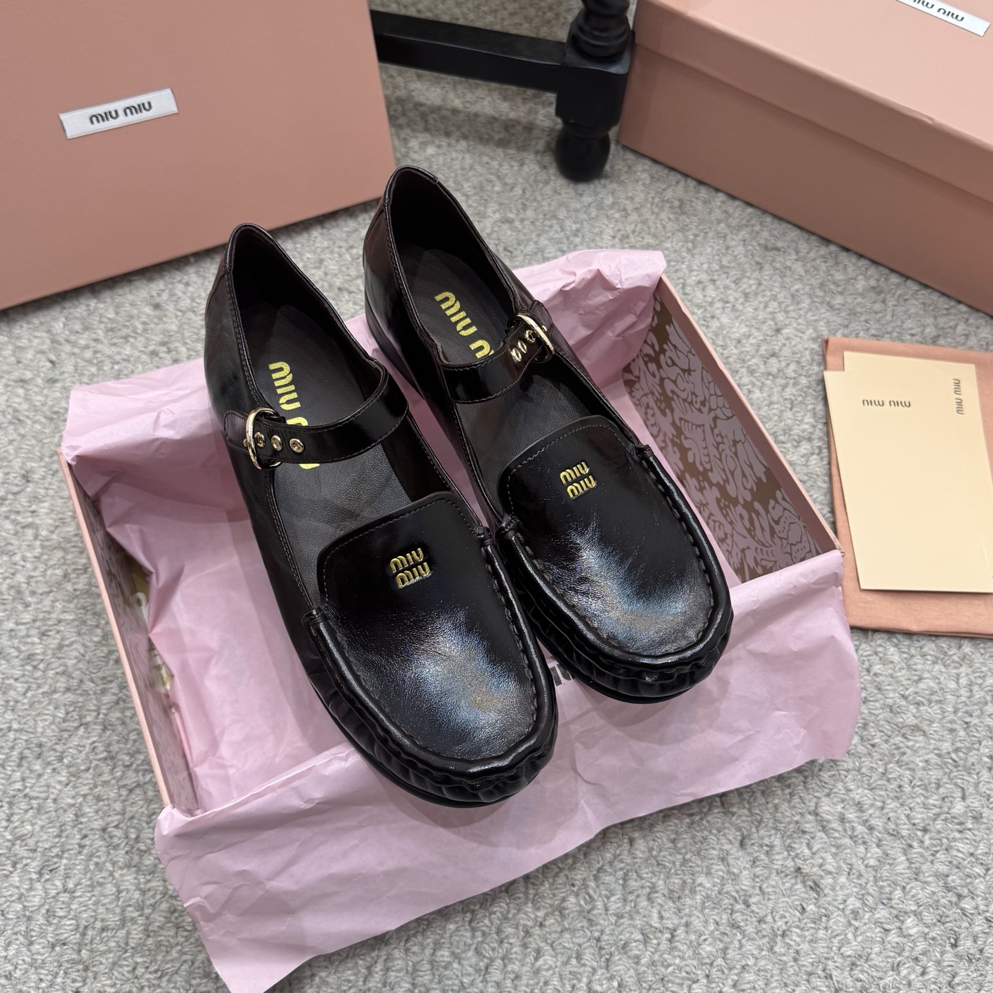 NO:593651,Loafers MIUMIU's latest 2025 autumn and winter catwalk style Loafers... A lot of celebrity internet celebrities have planted this item, which has a high chance of being featured in the show. In recent years, the old money style has been super worn. This loafer is no exception. The simple design concept is decorated with the brand's classic logo, which makes it extremely simple!  It is truly a pair of items that can be worn regardless of age, occupation, or outfit. The leather is made of imported cowhide. The lining is mixed sheepskin. The original private model outsole is Size 35-40, loafers, miumiu, loafers, cowhide, sheepskin.19860909乐福鞋 MIUMIU2025秋冬最新走秀款 乐福鞋... 超多明星网红种草 秀款出镜率超高的单品 这几年老钱风穿搭超级 这款乐福鞋也不例外 简约的设计理念搭配品牌经典的logo做点缀显得格外极简！真的做到一双不分年龄不分职业不分穿搭都可以驾驭的单品 皮料选用进口牛皮 内里混种羊皮 原版私模大底 Size35-40,乐福鞋,miumiu,loafers,cowhide,sheepskin,Women's Shoes