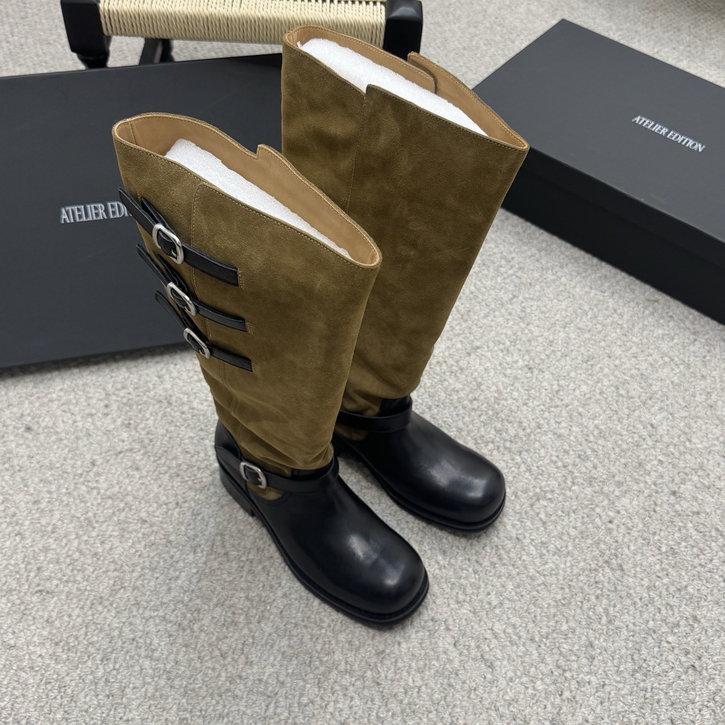 NO:649283,Retro boots Ann Demeulemeester 2025 autumn and winter new retro knight boots. How can a trendy girl not have a pair of handsome and tough knight boots in winter? They look ordinary, but in fact they are more versatile, cool and sassy, ​​and they also show long legs. A must-have tool for showing legs in winter, high silk cow suede Beijing sheepskin lining, private model original outsole, Size35-40, boots, boots, sheepskin19860909复古长靴 Ann Demeulemeester 2025秋冬新款复古骑士靴,入冬潮妹怎么能没有一双帅气硬朗的骑士靴呢,看似平平无奇,实则更大气百搭,又酷又飒,还巨显腿长,冬天露腿必备神器, 对版高丝光牛反绒京羊皮内里 私模原版大底, Size35-40,靴子,boots,sheepskin,Women's Shoes