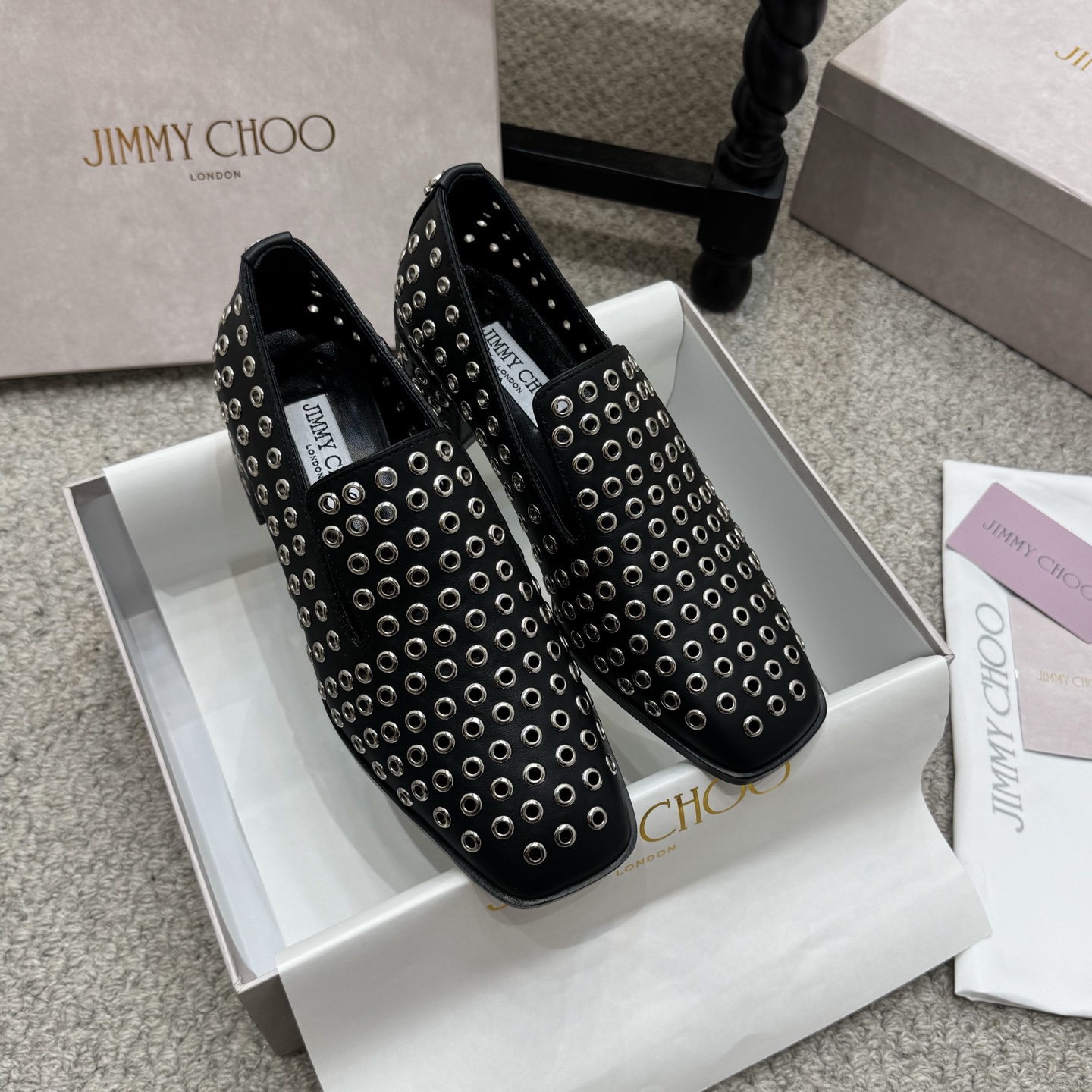 NO:649269,Purchasing agent Jimmy Choo Jimmy Choo/JC 2026 new flat soles, thick heels, hollow shoes, new fashion flat shoes, elegant and stylish, fashionable and durable, comfortable to wear, fashionable personality begins with the first step, elegant temperament, timeless, enjoy the envy of the eyes. Imported first-layer calfskin upper, lining, foot pad sheepskin outsole, Italian genuine leather outsole, accessories original custom hardware  Size35-40,loafers,jimmy choo,jimmy choo,loafers,flats,cowhide,sheepskin,Leather soles19860909代购级 Jimmy Choo 吉米周/JC 2026 新款平底 粗跟 镂空 单鞋 新款时装平底鞋,优雅大气鞋型,时髦耐看,穿着舒适跟脚,时尚个性始于足下,优雅气质,历久弥新,悦享羡慕眼光 鞋面进口头层小牛皮 内里、垫脚羊皮 大底意大利真皮大底 配饰原版定制五金 Size35-40,乐福鞋,jimmy choo,jimmy choo,loafers,flats,cowhide,sheepskin,Leather soles,Women's Shoes