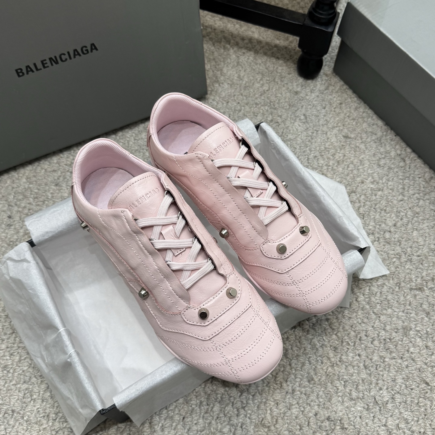 NO:612108,Casual style Balenciaga City Series Willow Studs Moral Training Shoes Casual Sports Shoes Football Shoes These football shoes perfectly transition from sports to urban style. The leather rivets are full of details. The delivery counter is exquisitely packaged. Fabric: Original custom imported first-layer cowhide. Customized imported breathable mesh lining. Original molded non-slip rubber sole. Bottom thickness 1CM. Size:  34-40,casual shoes/sports shoes,balenciaga,balenciaga,sneakers,cowhide19860909休闲款款 Balenciaga 巴黎世家City 系列 柳钉 德训鞋 休闲 运动鞋 足球鞋 这款鞋履足球鞋鞋型从运动到都市完美过渡 皮质铆钉细节满满 配送专柜精美包装 面料:原版定制进口头层牛皮 内里定制进口透气网里 鞋底原版开模防滑橡胶材质 底厚1CM Size : 34-40,休闲鞋/运动鞋,balenciaga,balenciaga,sneakers,cowhide,Women's Shoes