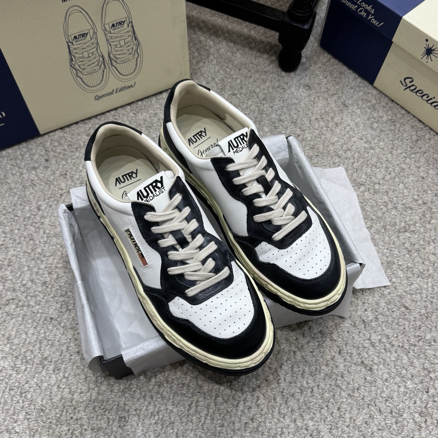 NO:649276,The retro model Autr*25ss is the same style of casual shoes that many celebrities have. There is an obvious 'AUTRY' brand logo on the tongue and insole, and the shoe box is also printed with brand-related information, which has prominent brand features. It is made of leather and has an old design on the edge of the shoe, showing a retro texture and adding a unique trendy atmosphere.  It is a casual sports shoe style with a variety of color combinations to meet the needs of different dressing styles. It can be easily adapted to various scenes such as daily leisure and street fashion. The toe has a breathable hole design to improve the breathability of wearing; the shoelace design is simple and elegant, and the overall detail processing highlights the brand's pursuit of quality and style. Cowhide upper, cowhide lining, outsole, rubber outsole size 35-45, casual shoes/sports shoes, sneakers, cowhide19860909复古款 Autr*25ss 超多明星同款休闲鞋 鞋舌和鞋垫处有明显的“ AUTRY”品牌标识,鞋盒也印有品牌相关信息,品牌特征突出.采用皮革材质,鞋边有做旧设计,呈现出复古质感,增添了独特的潮流气息. 属于休闲运动鞋款式,有多种色彩搭配,满足不同的穿搭风格需求,可轻松适配日常休闲、街头潮流等多种场景.鞋头有透气孔设计,提升穿着的透气性；鞋带设计简约大方,整体细节处理彰显品牌对品质和风格的追求. 鞋面牛皮 内里牛皮 大底橡胶大底 size35-45,休闲鞋/运动鞋,sneakers,cowhide,Women's Shoes