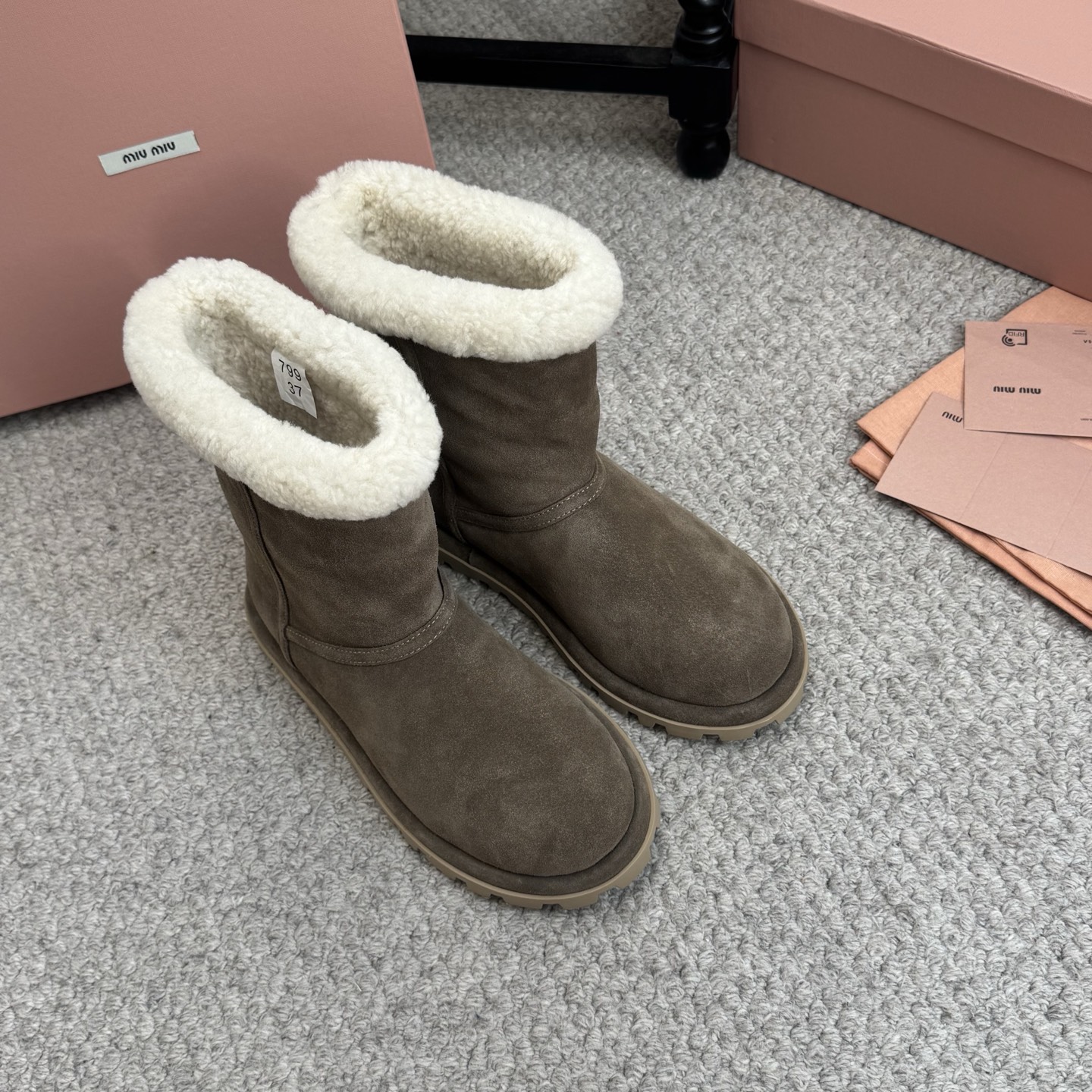 NO:612112,MiuMiu Miu Miu 2025ss autumn and winter catwalk style. Wool short boots, snow boots, fur shoes. They often appear on the covers of major fashion magazines and are loved by celebrities and Xiaohongshu bloggers. The uppers are imported high silk satin suede. The lining is imported wool. The soles are ZP molded outsole. Size35-40, snow boots, miumiu, boots.19860909毛毛鞋 MiuMiu 缪缪2025ss秋冬走秀款 羊毛小短靴雪地靴毛毛鞋 经常出现在各大时装杂志封面·各路明星、小红书博主都有钟爱 鞋面进口高丝光牛反绒 内里进口羊毛内里 鞋底ZP开模大底 Size35-40,雪地靴,miumiu,boots,Women's Shoes