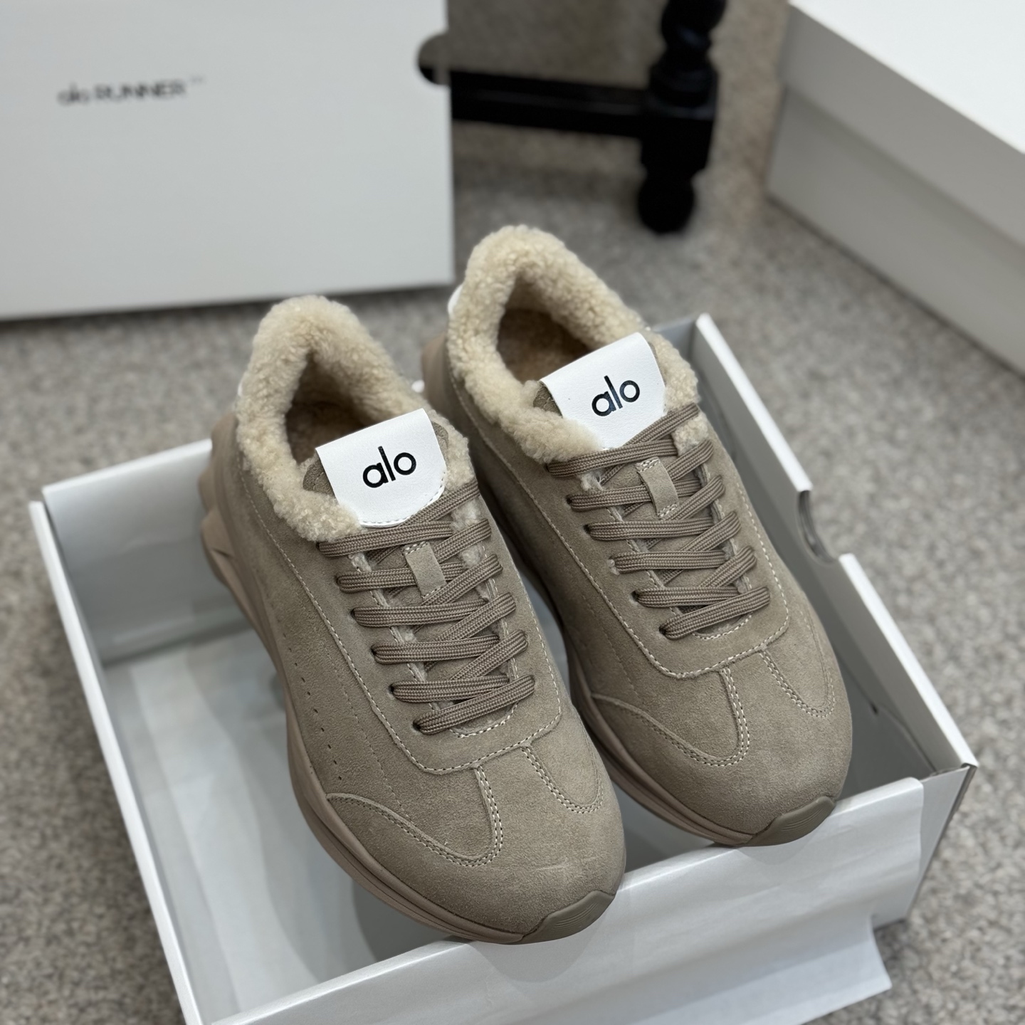 NO:612104,Dexun couple's leather and wool alo25ss new style Dexun shoes are comfortable and casual. Super versatile on the feet!  And super comfortable!  It’s a thin-soled model that’s not heavy on your feet at all!  Very light!  It looks even better with socks!  And it’s the same style recommended by celebrities ~ the upper toes are super slim and the legs are very slim!  Super suitable for us little girls ~ The overall shoe is also a classic cow suede design with a delicate texture on the upper!  !  Upper cow suede, lining sheepskin/wool lining, outsole original outsole size female code: 35-40 (customized at 40), male code: 40-45 (customized at 45), casual shoes/sports shoes, sneakers, sheepskin19860909德训情侣款皮里毛 alo25ss新款 德训鞋舒适休闲款. 上脚超级百搭！而且超级舒适！是薄底款上脚一点都不沉重！非常轻便！套上袜套搭配更好看！而且还是明星同款推荐～上脚超级显腿细！超级适合我们小个子女生～鞋子整体也是经典的牛反绒设计搭配鞋面细腻的纹路肌理感！！ 鞋面牛反绒 内里羊皮/羊毛里 大底原版大底 size女码:35-40(40定做）  男码:40-45(45定做）,休闲鞋/运动鞋,sneakers,sheepskin,Women's Shoes