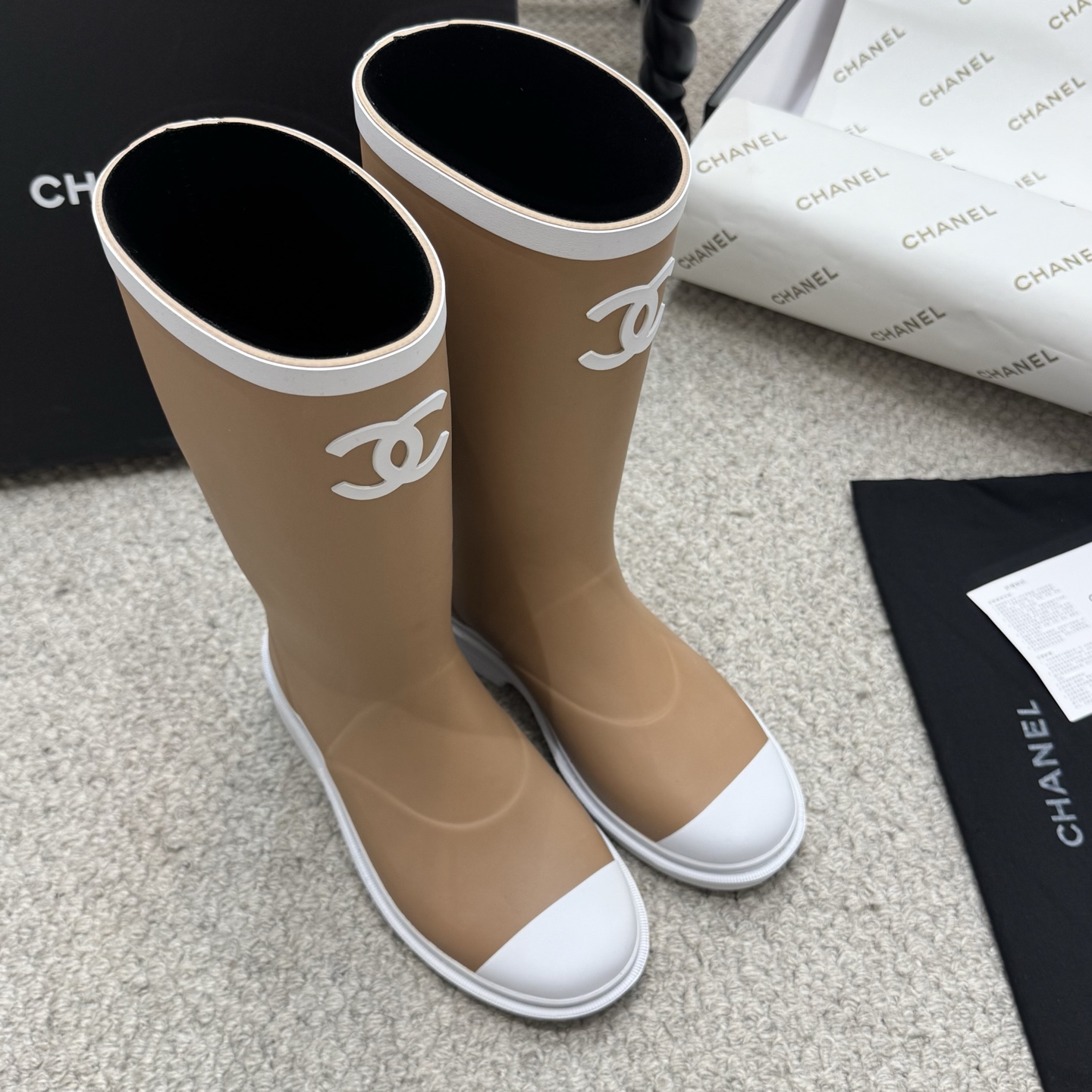 NO:615850,New color matching Chanel popular rain boots. New upgraded seamless version. So beautiful. The design style is fashionable and versatile. It shows slim legs. It is very fashionable for daily wear. You can wear it with anything. A must-buy this season!  Whoever wears it will look better. The material is very high-quality and high-end!  The foot feels super soft and comfortable - MATERIAL TPU# Material Size35～40, boots, chanel, boots, rain boots19860909新配色 香奈儿爆款雨靴 全新升级无缝接版本 太好看了,设计风格洋气时尚百搭、超显腿瘦,日常穿搭特时髦 搭什么都不会错 本季必买！谁穿谁美 材料非常有质感很高级！脚感超级柔软舒适 - MATERIAL TPU#材质 Size35～40,靴子,chanel,boots,rain boots,Women's Shoes