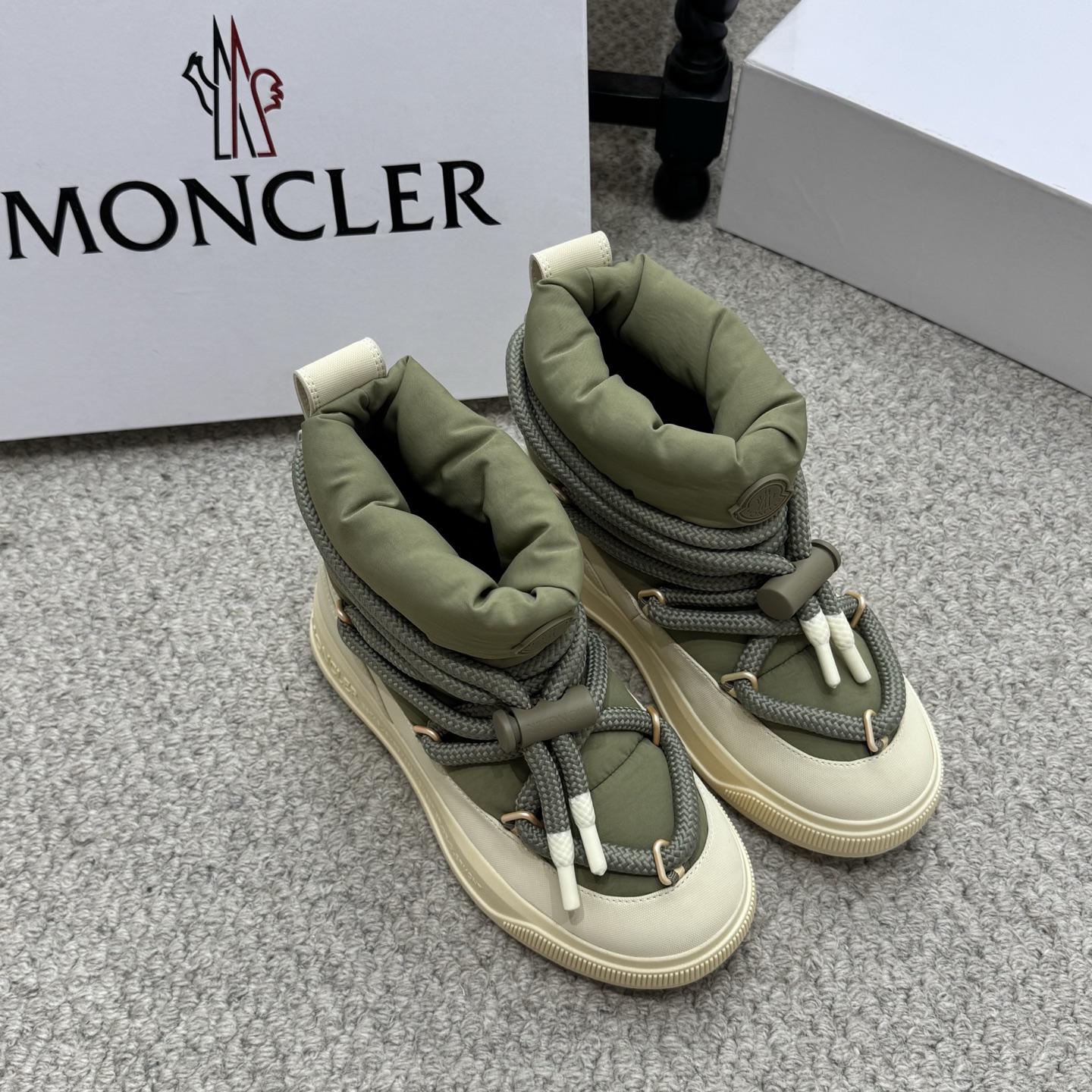 NO:615849,Snow boots Moncler [high-end version of down upper] originally developed by professional outdoor Lycra fabric (with windproof, snowproof and quick-drying functions) wrapped with animal down, completely wrapped, with a new style. Decoding and reshaping the iconic down jacket elements, the new Moncler shoes adopt a drawstring lace design, which can be adjusted freely and enjoy comfort. Moncler 2025 new snow boots are the perfect fusion of light luxury and professional functions.  Low-key luxury: Logo embossed on the heel, exclusive outsole (debossed trademark) on the sole. Those who know will understand. Adaptable to snow. Functional, non-slip, strong warmth. Moncler/Moncler professional outdoor brand. Size: 35-40, snow boots, Moncler, Moncler, boots, down jacket19860909雪地靴 Moncler盟可睐【高端版 羽绒鞋面】原版开发 专业户外莱卡面料（具备防风 防雪水 速干功能）内包裹动物羽绒  全然包裹,风格新塑. 将标识性的羽绒服元素解码重塑, 全新 Moncler 鞋履采用抽绳系带设计, 调节自如,尽享舒适.盟可睐Moncler2025新款雪地靴 轻奢与专业功能的完美融合 低调奢华:后跟Logo压印,鞋底专属大底（凹陷商标） 懂的人自然懂 适应雪地 功能防滑 保暖强 蒙口/盟可睐专业户外品牌 Size:35-40,雪地靴,Moncler,Moncler,boots,down jacket,Women's Shoes