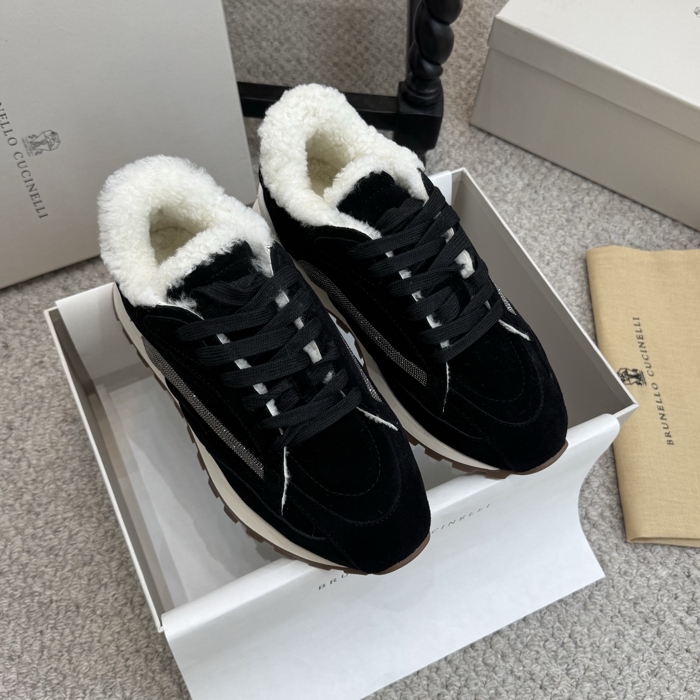 NO:615848,The high version of BRUNELLO CUCINELLI 2025 Autumn and Winter BC New is developed and shipped by my original factory. You get what you pay for. All genuine materials. Never cut corners. Shoe lasts, leather fabrics, chain accessories, heels and soles, and packaging boxes are all customized for the new version. You can’t go wrong choosing this one in the new year. Upper material cashmere, lining wool, outsole molded gear rubber  Size35-42 (customized at 40.41.42) with BC high-end packaging, casual shoes/sports shoes, brunello cucinelli, sneakers19860909高版本 BRUNELLO CUCINELLI 2025秋冬BC新 我家真正原厂开发出货,真正一分钱一分货,全部真材实料,绝不偷工减料鞋楦、皮料面料、链条辅料、鞋跟鞋底、包装盒子,全部对新版开模定制~新的一年选择这款绝对不会错 鞋面材质羊绒 内里羊毛 大底开模齿轮橡胶 Size35-42码（40.41.42定制） 配BC高端包装,休闲鞋/运动鞋毛毛鞋,brunello cucinelli,sneakers,Women's Shoes