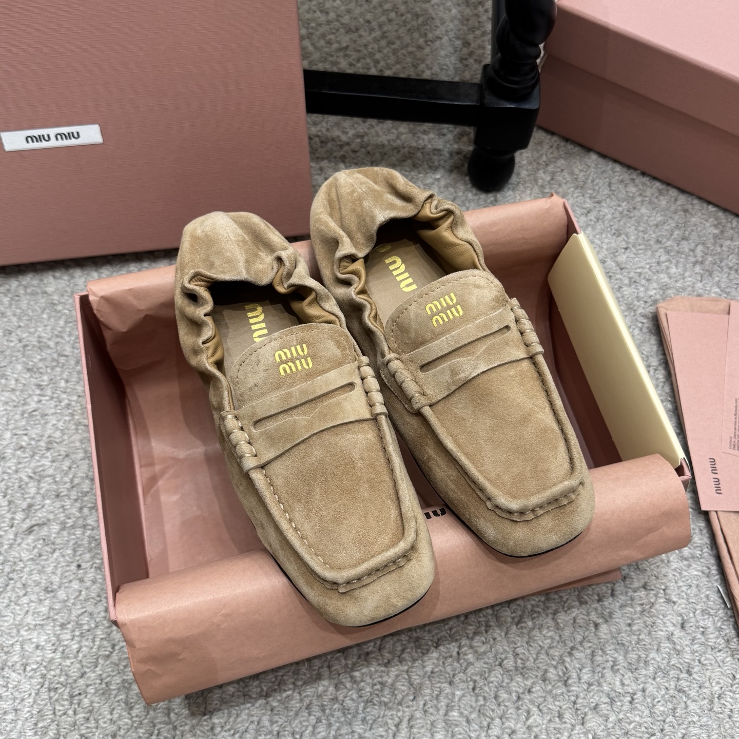 NO:628186,Catwalk model Miu Miu 2025 spring and summer series fashion show... Revealing style proposition in multiple scenes, unique beauty shines in every step. Original 11 development, major stars, Internet celebrities' favorite model, skin-friendly and soft, a must-have model for autumn. The upper is simple and sexy. The fabric is completely matched to the soft calfskin. The lining is sheepskin. The heel height is 1cm. The Italian imported genuine leather outsole!  Size: 35-40 with original packaging, loafers, miumiu, loafers, cowhide, sheepskin, Leather soles19860909走秀款 Miu Miu 2025春夏系列时装秀… 于多重场景中流露风格主张 步履之间焕发独特之美 原版 11开发,各大明星 网红的热爱款 ,亲肤柔软秋季必备款 鞋面简约设计性感 面料完全对版的柔软小牛皮 内里垫脚绵羊皮 跟高1cm 意大利进口真皮大底！ 码数:35-40 配原版包装,乐福鞋,miumiu,loafers,cowhide,sheepskin,Leather soles,Women's Shoes