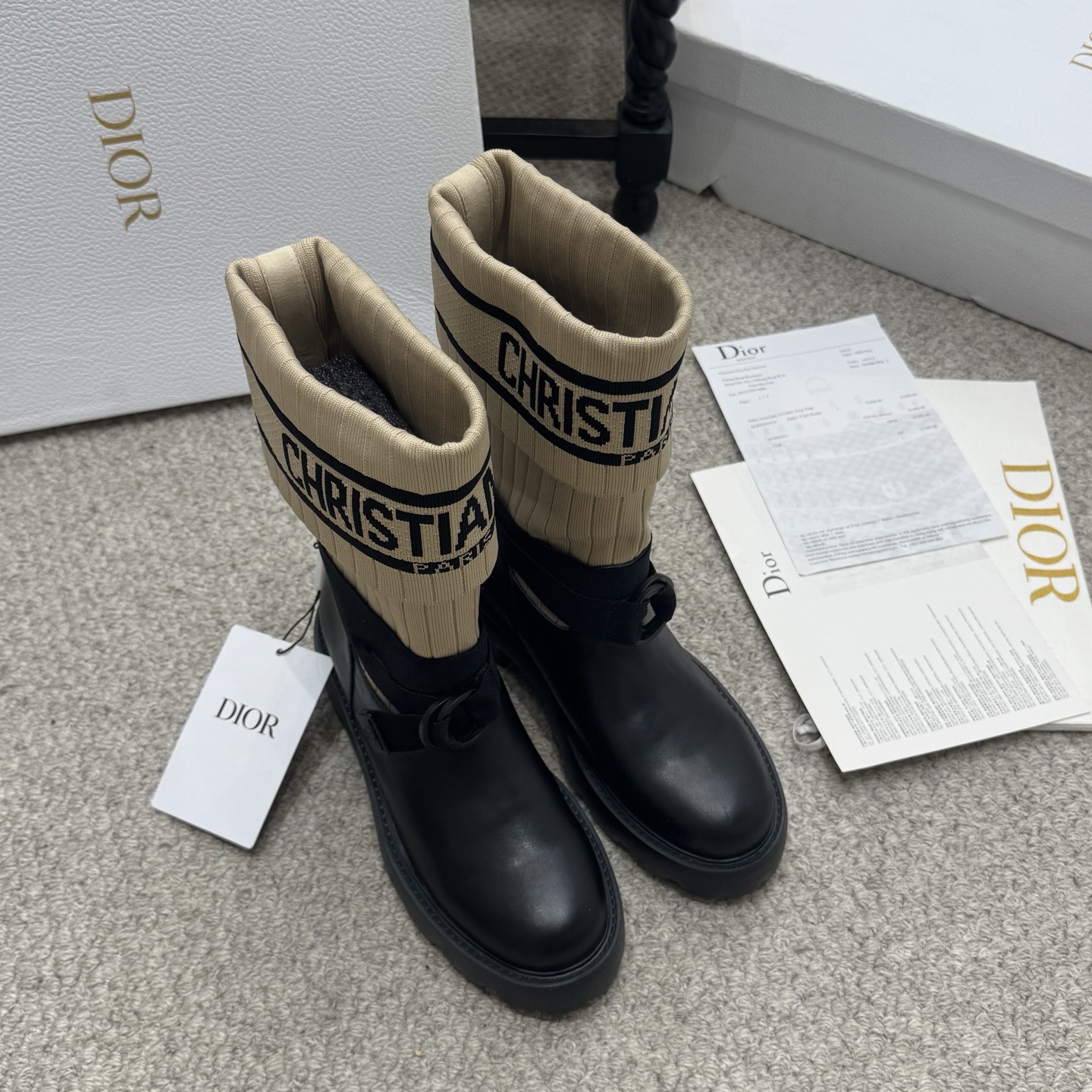 NO:628903,Fashionable DIOR CHRONO 25ss high version new mid-top, high-top boots. Simple and super versatile. The upper is equipped with Logo nylon webbing CD lock buckle. The upper foot is comfortable, perfect and luxurious, and can be matched with any spring, summer, autumn and winter clothing. The original material is disassembled and reproduced perfectly. The calf leather surface is matched with the fly-knit boot shaft and can be folded close to the calf. The inner foot pad is all cowhide. The original super lightweight TPU film-absorbing anti-slip outsole.  Equipped with the original packaging of the counter. SIZE35--41, boots, dior, dior, boots, cowhide19860909时尚款 DIOR CHRONO迪奥 25ss高版本新款中帮. 高帮靴. 简约超级百搭. 鞋面搭配 Logo尼龙织带CD标锁扣.上脚更是舒适完美奢华可任意搭配春夏秋冬服饰. 材质原版拆解完美复刻.小牛皮面搭配飞织靴筒随意折叠紧贴小腿. 内里垫脚全牛皮. 原版超级轻盈TPU吸膜防滑大底. 配置专柜原版包装. SIZE35--41,靴子,dior,dior,boots,cowhide,Women's Shoes