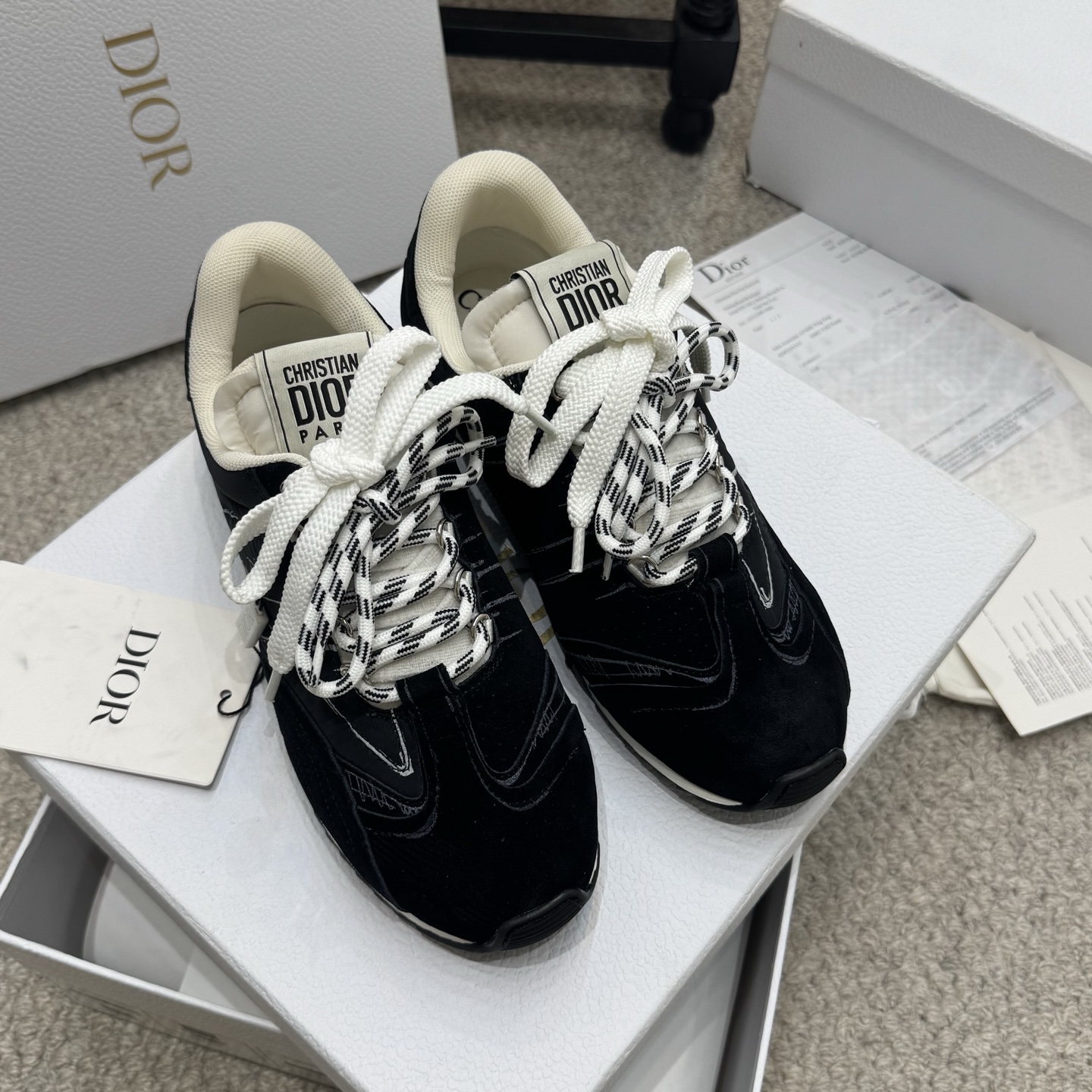 NO:628894,High version Original purchase and development h or This Dior Vibe Dior sneaker incorporates Dior's haute couture spirit and reinterprets the classic running shoes De training shoes and Forrest Gump shoes. It is paired with Oblique printing 3D printing technology original replica fabric to create a contrasting modern style. The details are displayed with a 3D effect, and the iconic details of the logo decoration on the side and back are further embellished. Complement with various casual or elegant items to create a modern look.  The tongue is decorated with the Christian Dior PARIS Logo in 3 different colors and overlapping fabric lines. It is consistent with the original version. It is full of details. Welcome to compare and compare with the ordinary version on the market. The original rubber TPU sole is decorated with the DIOR logo. The convex and concave rubber sole is decorated with the Christian Dior lucky star symbol. It is the same as the original version. It is full of details. It is a really good product. Celebrities and Internet celebrities have worn it one after another. It is super beautiful. It is equipped with authentic original packaging at the counter.  Size35-40 (41 can be customized), casual shoes/sports shoes, dior, dior, sneakers19860909高版本 原版购入开发 h or 这款Dior Vibe迪奥运动鞋融入 Dior 的高订精神,重新诠释经典跑鞋德训鞋.阿甘鞋.搭配 Oblique 印花3D打印科技原版复刻面料、打造对比鲜明的现代风格. 以 3D 效果展示细节、侧面后侧Logo装饰标志性细节进一步点缀. 与各式休闲或优雅单品相得益彰,打造摩登造型. 鞋舌以3种不同颜色与布料重叠走线饰以Christian Dior PARIS Logo标志. 与原版一致.细节满满. 欢迎对比秒杀市面普通看图做货版本. 原版橡胶TPU鞋底饰以 DIOR 标志. 凸凹胶质鞋底饰以 Christian Dior 的幸运星符号. 原版一致.满满细节. 真心好货.明星网红纷纷上脚超美超赞. 配置专柜正品原版包装. Size35-40（41可订做）,休闲鞋/运动鞋,dior,dior,sneakers,Women's Shoes