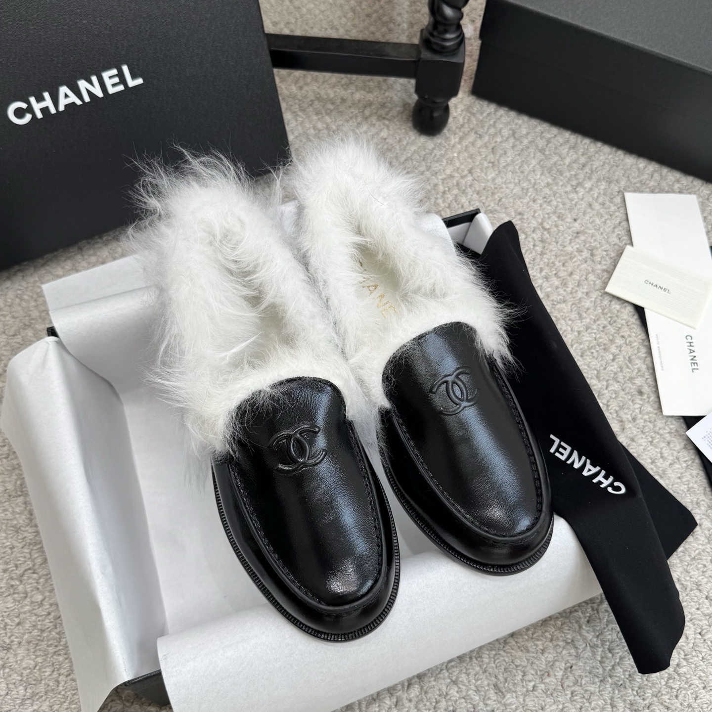NO:651930,High version of CHANEL Chanel 25N ski series furry loafers. This pair of raccoon fur loafers are so beautiful that they are completely made of fine and high-end genuine leather. They are matched with classic embroidery. Every detail has the word 'luxury' written on it. The soft wool is used on the lining to wrap the feet warmly. The imported raccoon fur is decorated with fluffy and plump Italian genuine leather soles, showing the craftsmanship. This season's ski shoe series is so beautiful, fashionable and fashionable, made of pure fur!  Xiaoxiang LG has a super warm feeling, and it feels like you are stepping on clouds when you put it on. It is exquisite and high-end!  Let the value of this pair of hairy mops increase dramatically!  It is very easy to wear and does not slip, and the soles are thick and very comfortable. There is no reason to refuse these furry shoes. The upper is imported cowhide / cowhide / butter leather, customized Tuscan wool, sheepskin lining, original leather outsole Size 35-41, original box packaging!  ,loafers,chanel,chanel,loafers,cowhide,sheepskin,Leather soles19860909高版本 CHANEL 香奈儿25N滑雪系列 毛毛 乐福鞋 这双貉子毛乐福鞋真的美到失语全真皮面料细腻高级 搭配经典刺绣 每一处细节都写着「奢侈」二字内里选用柔软羊毛 温暖包裹双足 进口貉子毛装饰蓬松丰盈意大利真皮底尽显匠心工艺  这季滑雪鞋系列太美啦、时髦流行风纯皮毛打造！小香Lg超温暖的感觉,穿上仿佛踩在云朵上 精致高级！让这双毛拖身价陡增！非常好穿不打滑,而且鞋底有一定厚度,舒适度极佳,没有道理拒绝这款毛茸茸鞋子 鞋面为进口牛皮/牛绒/牛油皮  定制托斯卡纳羊毛  羊皮内里 原版真皮大底 Size35-41 原盒包装！,乐福鞋毛毛鞋,chanel,chanel,loafers,cowhide,sheepskin,Leather soles,Women's Shoes