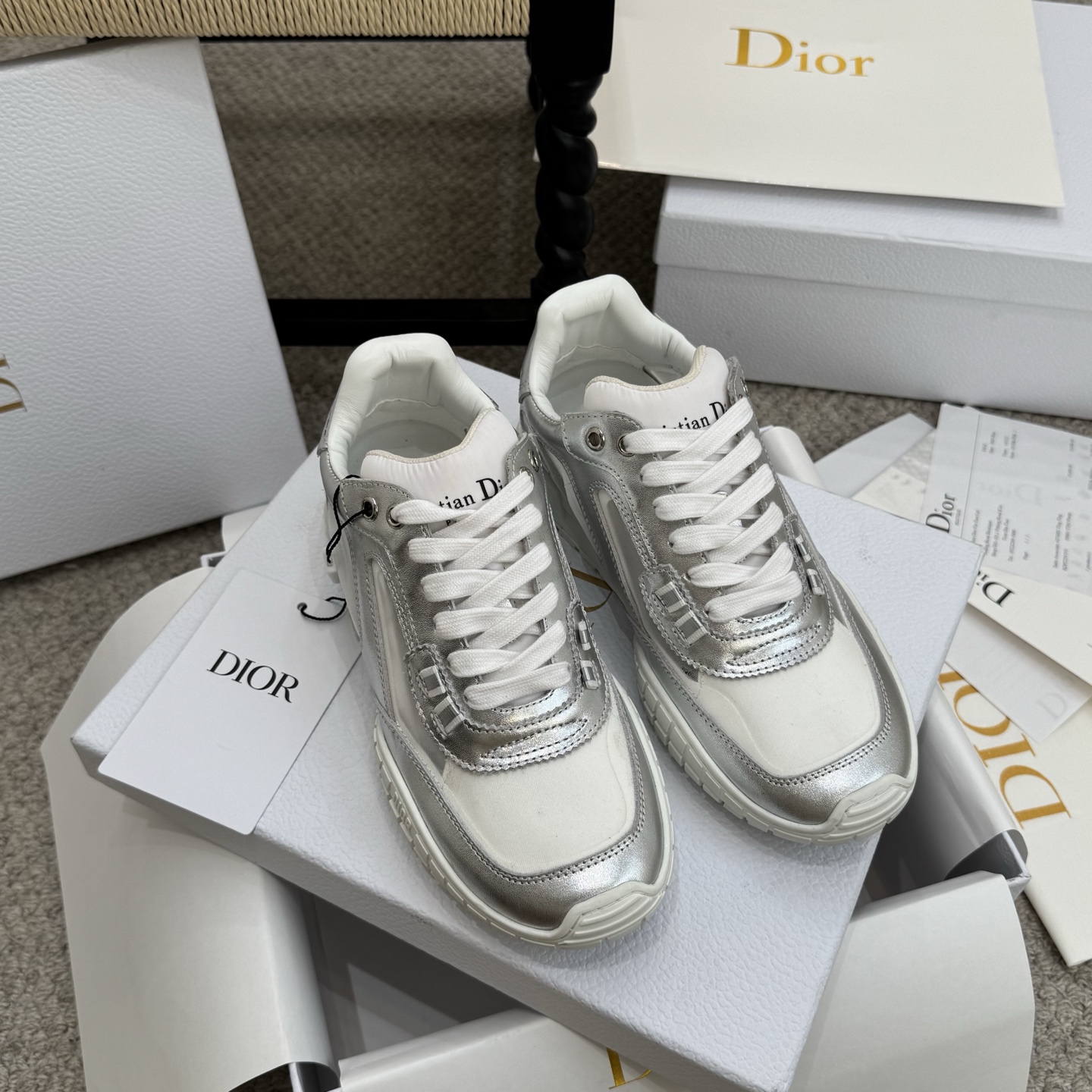 NO:649256,High version h or This Dior Vibe Dior sneaker incorporates Dior's haute couture spirit and reinterprets the classic running shoes, Forrest Gump shoes. It is paired with Oblique inner sheepskin print. The back logo is reproduced from the original fabric using 3D printing technology to create a contrasting modern style. The details are displayed with a 3D effect, and the iconic details of the logo on the side and back are further embellished. Complement with various casual or elegant items to create a modern look. *  The tongue is decorated with the Christian Dior PARIS Logo in 3 different colors overlapping with fabric and leather. It is consistent with the original version and full of details. Welcome to compare and compare with the ordinary version on the market.  Material - original cowhide surface with cowhide mesh; original molded ultra-light texture and super good TPU upper-grade outsole in 5 colors. Size35-39 (customized at 40.41), casual shoes/sports shoes, dior, dior, sneakers, cowhide, sheepskin19860909高版本 h or 这款Dior Vibe迪奥运动鞋融入 Dior 的高订精神,重新诠释经典跑鞋德训鞋.阿甘鞋.搭配 Oblique 内里羊皮印花. 后标Logo 3D打印科技原版复刻面料、打造对比鲜明的现代风格. 以 3D 效果展示细节、侧面后侧Logo装饰符形标志性细节进一步点缀. 与各式休闲或优雅单品相得益彰,打造摩登造型. * 鞋舌以3种不同颜色与布料皮料重叠走线饰以Christian Dior PARIS Logo标志. 与原版一致.细节满满. 欢迎对比秒杀市面普通看图做货版本. * 原版TPU鞋底饰以 DIOR 标志. 凸凹质感 鞋底饰以 Christian Dior 的幸运星符号. 原版一致.满满细节. 真心好货.明星网红纷纷上脚超美超赞. 配置专柜正品原版包装. 材质-原版牛皮面搭配牛绒网纱；原版开模超轻质感超好TPU上档次大底5色同入. Size35-39（40.41定做）,休闲鞋/运动鞋,dior,dior,sneakers,cowhide,sheepskin,Women's Shoes