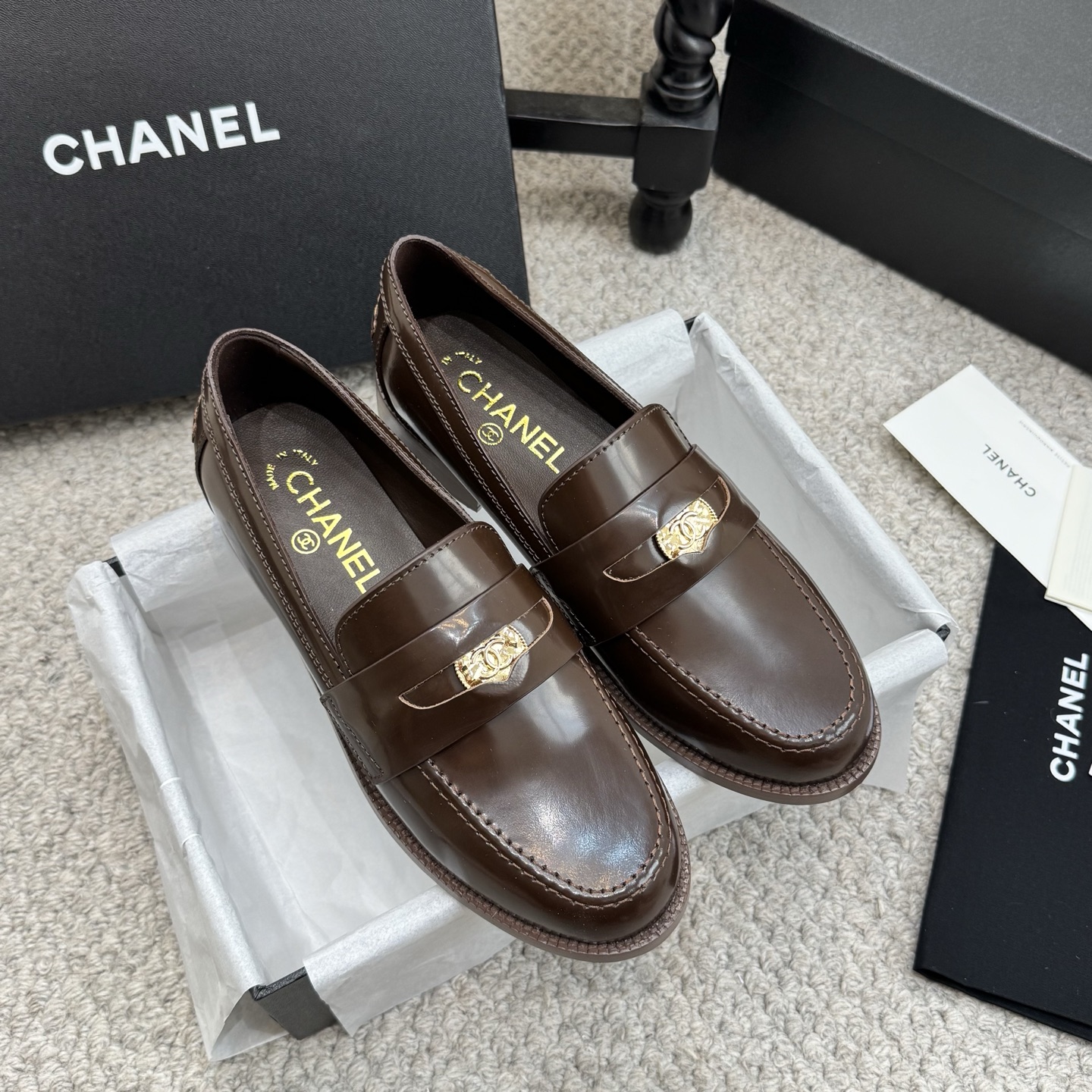 NO:649244,Loafers 2026 Early Spring New Heart Buckle Loafers A must-have for fragrances in autumn and winter. The goddess series has the elegant and ladylike temperament of fragrances. It is super attractive, irresistible and exciting!  Upper cowhide, original molded hardware logo, lining mixed sheepskin, outsole Italian genuine leather outsole Size35-41, loafers, chanel, loafers, cowhide, sheepskin, Leather soles19860909乐福鞋 2026早春新款 桃心扣 乐福鞋 秋冬香家必备爆款 女神系列,拥有香家特色优雅名媛气质,超级耐看,让人无法抗拒,心动！ 鞋面牛皮 原版开模五金logo 内里混种羊皮 大底意大利真皮大底 Size35-41,乐福鞋,chanel,loafers,cowhide,sheepskin,Leather soles,Women's Shoes