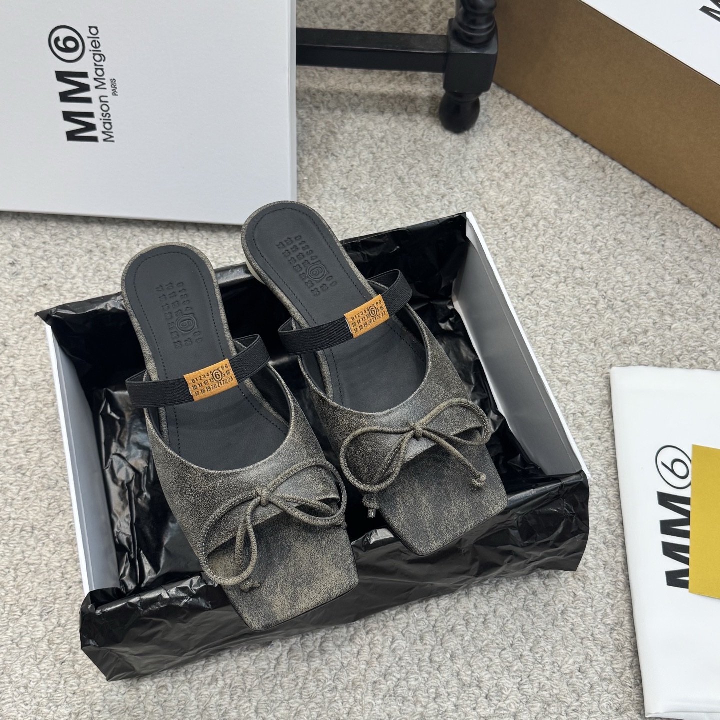 NO:669669,Niche style sandals Maison Margiel* square toe elastic band ballet flat sandals adopt the brand's iconic sculptural silhouette that fits the shape of the foot. The upper is soft and smooth, taking into account both fit and design. The square toe + ballet elements are combined with the classic square toe design to create a modern feel. It is paired with the bow decoration on the upper to reconstruct the elegant outline of the ballet shoes. At the same time, it is made into a back-sliding style of mules, which is both casual and sophisticated.  There is the iconic white single-thread stitching on the heel, and the elastic strap of the shoe body has the MM6 number logo, which is the key to brand recognition. The empty mule slide structure simplifies the way of putting on and taking off, combining the softness of ballet shoes with the casualness of mule shoes. The upper is retro burst cowhide, the lining is silk sheepskin, the outsole is genuine leather, size: 35-40, slippers, masion  margiela,sandals,flats,slippers,cowhide,sheepskin,Leather soles19860909小众款单鞋 凉鞋 Maison Margiel*方头弹力带芭蕾鞋平底鞋凉鞋 采用品牌标志性的贴合脚型的雕塑感轮廓,鞋面柔软且线条流畅,兼顾贴合度与设计感.方头+芭蕾元素融合经典方头设计打造现代感,搭配鞋面蝴蝶结装饰,重构芭蕾鞋的优雅轮廓,同时做穆勒拖的后空款式,兼具休闲与精致. 鞋后跟处有标志性的白色单线缝线,鞋身弹性带带有MM6数字标识,是品牌辨识度的关键.后空的穆勒拖结构,简化穿脱方式,将芭蕾鞋的柔美与穆勒鞋的随性结合. 鞋面复古爆裂牛皮 内里丝绸羊皮里 大底真皮大底 size :35-40,拖鞋单鞋,masion margiela,sandals,flats,slippers,cowhide,sheepskin,Leather soles,Women's Shoes