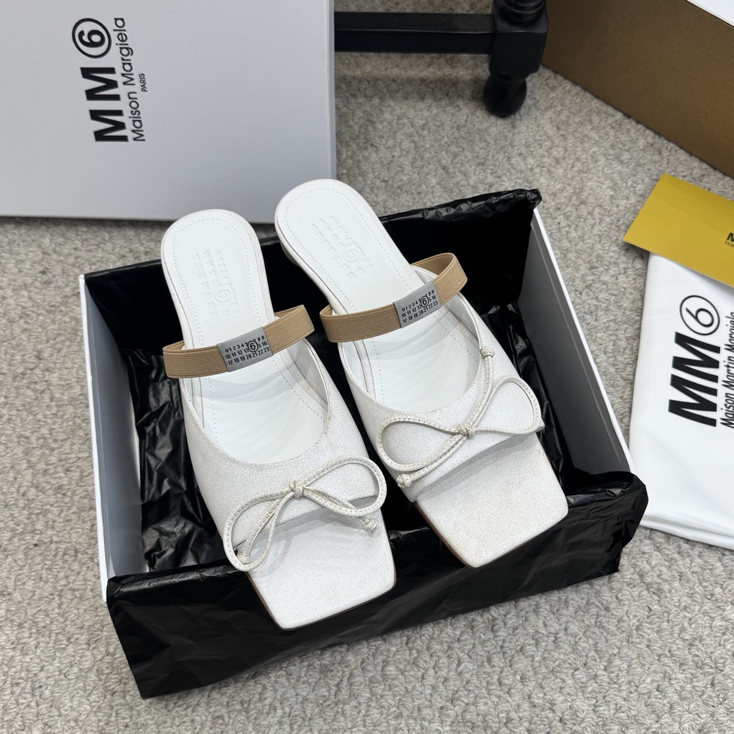 NO:667810,Niche style shoes, sandals 260 Maison Margiel* square toe elastic band ballet flat sandals, adopt the brand's iconic sculptural outline that fits the foot shape, the upper is soft and smooth, taking into account both fit and design. The square toe + ballet elements are combined with the classic square toe design to create a modern feel, with bow decoration on the upper, reconstructing the elegant outline of the ballet shoes, and at the same time, the back-sliding style of mules is both casual and refined.  There is the iconic white single-thread stitching on the heel, and the elastic strap of the shoe body has the MM6 digital logo, which is the key to brand recognition. The empty mule slip structure simplifies the way of putting on and taking off, combining the softness of ballet shoes with the casualness of mule shoes. The upper is retro burst cowhide, the lining is silk sheepskin, the outsole is genuine leather, size: 35-40, ballet slippers, masion  margiela,sandals,flats,slippers,cowhide,sheepskin,Leather soles19860909小众款单鞋 凉鞋260 Maison Margiel*方头弹力带芭蕾鞋平底鞋凉鞋 采用品牌标志性的贴合脚型的雕塑感轮廓,鞋面柔软且线条流畅,兼顾贴合度与设计感.方头+芭蕾元素融合经典方头设计打造现代感,搭配鞋面蝴蝶结装饰,重构芭蕾鞋的优雅轮廓,同时做穆勒拖的后空款式,兼具休闲与精致. 鞋后跟处有标志性的白色单线缝线,鞋身弹性带带有MM6数字标识,是品牌辨识度的关键.后空的穆勒拖结构,简化穿脱方式,将芭蕾鞋的柔美与穆勒鞋的随性结合. 鞋面复古爆裂牛皮 内里丝绸羊皮里 大底真皮大底 size :35-40,芭蕾舞鞋拖鞋,masion margiela,sandals,flats,slippers,cowhide,sheepskin,Leather soles,Women's Shoes