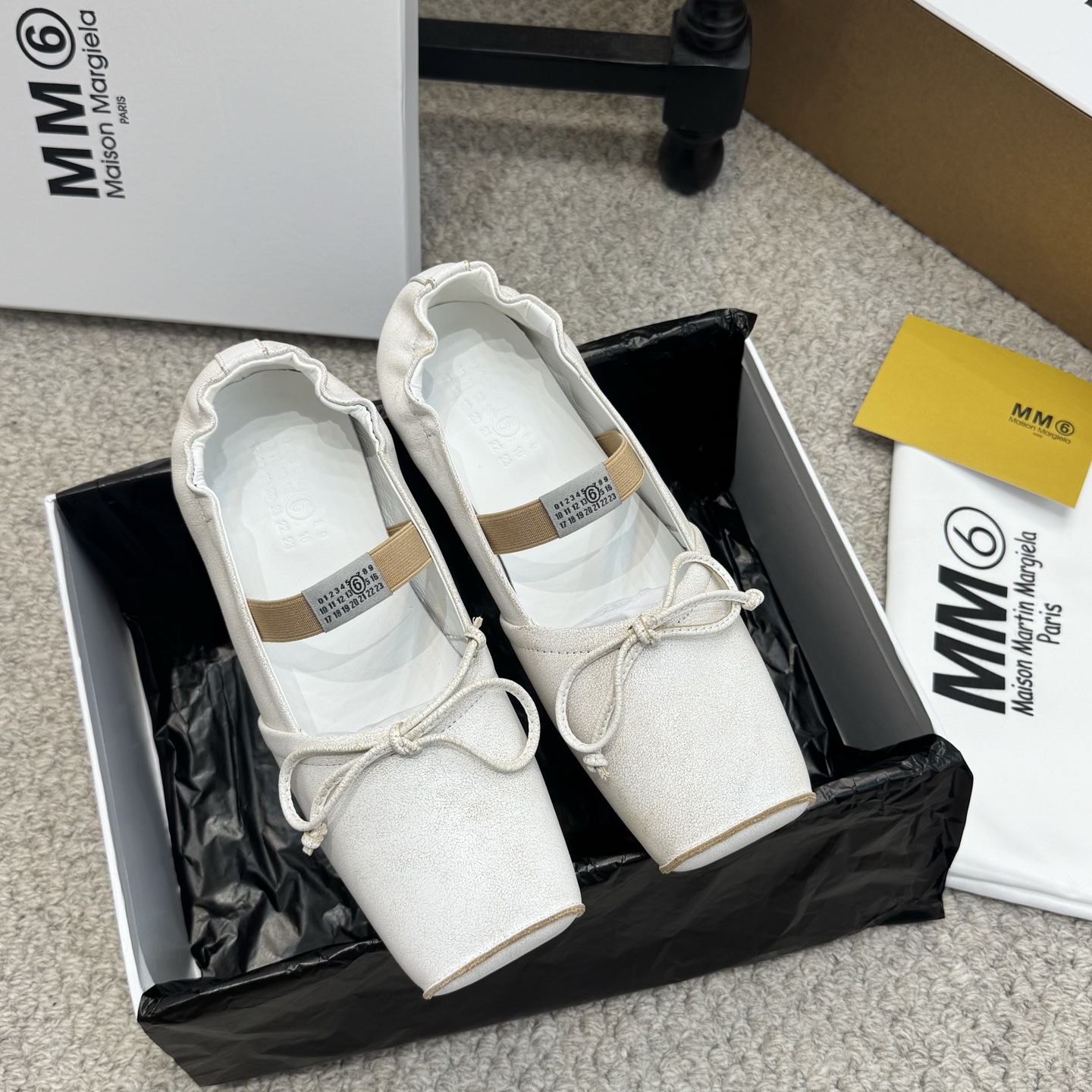 NO:669674,Niche style sandals Maison Margiel* square toe elastic band ballet flat sandals adopt the brand's iconic sculptural silhouette that fits the shape of the foot. The upper is soft and smooth, taking into account both fit and design. The square toe + ballet elements are combined with the classic square toe design to create a modern feel. It is paired with the bow decoration on the upper to reconstruct the elegant outline of the ballet shoes. At the same time, it is made into a back-sliding style of mules, which is both casual and sophisticated.  There is the iconic white single-thread stitching on the heel, and the elastic strap of the shoe body has the MM6 number logo, which is the key to brand recognition. The empty mule slide structure simplifies the way of putting on and taking off, combining the softness of ballet shoes with the casualness of mule shoes. The upper is retro burst cowhide, the lining is silk sheepskin, the outsole is genuine leather, size: 35-40, slippers, masion  margiela,sandals,flats,slippers,cowhide,sheepskin,Leather soles19860909小众款单鞋 凉鞋 Maison Margiel*方头弹力带芭蕾鞋平底鞋凉鞋 采用品牌标志性的贴合脚型的雕塑感轮廓,鞋面柔软且线条流畅,兼顾贴合度与设计感.方头+芭蕾元素融合经典方头设计打造现代感,搭配鞋面蝴蝶结装饰,重构芭蕾鞋的优雅轮廓,同时做穆勒拖的后空款式,兼具休闲与精致. 鞋后跟处有标志性的白色单线缝线,鞋身弹性带带有MM6数字标识,是品牌辨识度的关键.后空的穆勒拖结构,简化穿脱方式,将芭蕾鞋的柔美与穆勒鞋的随性结合. 鞋面复古爆裂牛皮 内里丝绸羊皮里 大底真皮大底 size :35-40,拖鞋单鞋,masion margiela,sandals,flats,slippers,cowhide,sheepskin,Leather soles,Women's Shoes