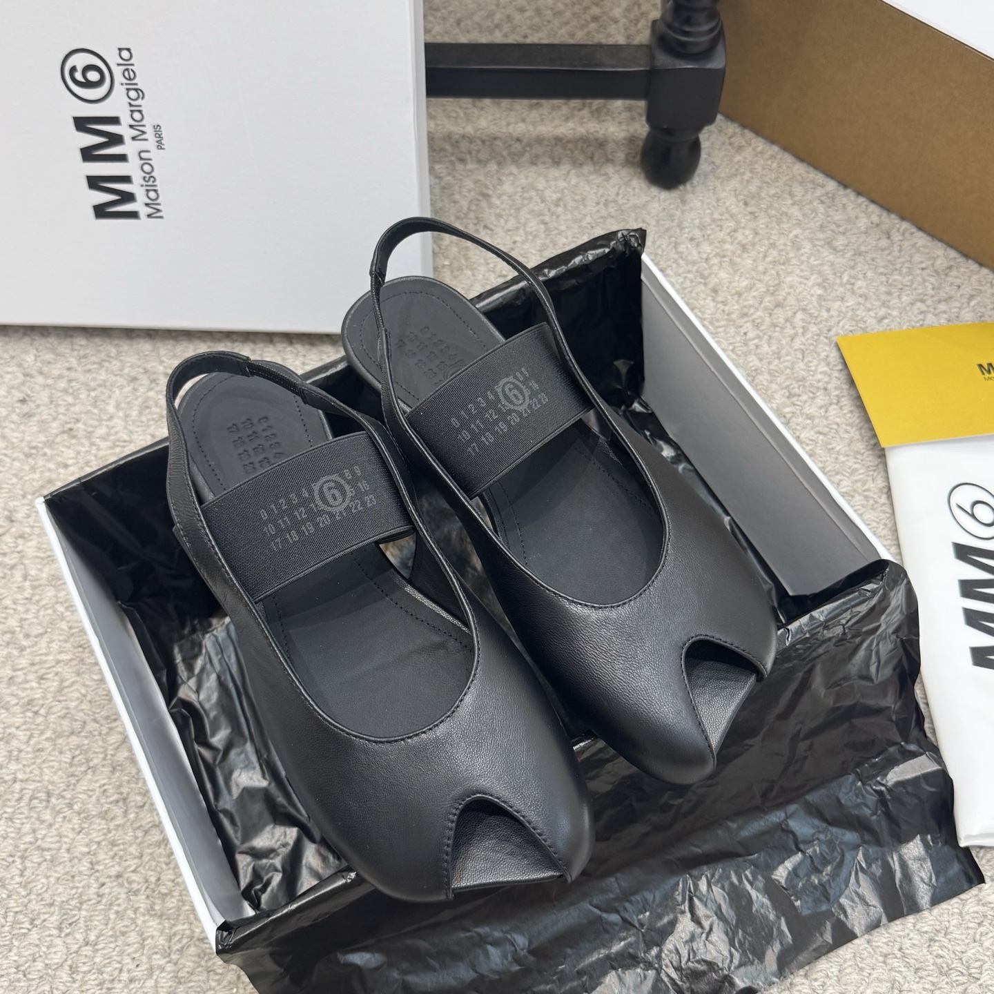 NO:668037,Niche style sandals Maison Margiel* square toe elastic band ballet flat sandals adopt the brand's iconic sculptural silhouette that fits the shape of the foot. The upper is soft and smooth, taking into account both fit and design. The square toe + ballet elements are combined with the classic square toe design to create a modern feel. It is paired with the bow decoration on the upper to reconstruct the elegant outline of the ballet shoes. At the same time, it is made into a back-sliding style of mules, which is both casual and sophisticated.  There is the iconic white single-thread stitching on the heel, and the elastic strap of the shoe body has the MM6 digital logo, which is the key to brand recognition. The empty mule slip structure simplifies the way of putting on and taking off, combining the softness of ballet shoes with the casualness of mule shoes. The upper is retro burst cowhide, the lining is silk sheepskin, the outsole is genuine leather, size: 35-40, slippers, ballet shoes, masion  margiela,sandals,flats,slippers,cowhide,sheepskin,Leather soles19860909小众款单鞋 凉鞋 Maison Margiel*方头弹力带芭蕾鞋平底鞋凉鞋 采用品牌标志性的贴合脚型的雕塑感轮廓,鞋面柔软且线条流畅,兼顾贴合度与设计感.方头+芭蕾元素融合经典方头设计打造现代感,搭配鞋面蝴蝶结装饰,重构芭蕾鞋的优雅轮廓,同时做穆勒拖的后空款式,兼具休闲与精致. 鞋后跟处有标志性的白色单线缝线,鞋身弹性带带有MM6数字标识,是品牌辨识度的关键.后空的穆勒拖结构,简化穿脱方式,将芭蕾鞋的柔美与穆勒鞋的随性结合. 鞋面复古爆裂牛皮 内里丝绸羊皮里 大底真皮大底 size :35-40,拖鞋芭蕾舞鞋,masion margiela,sandals,flats,slippers,cowhide,sheepskin,Leather soles,Women's Shoes