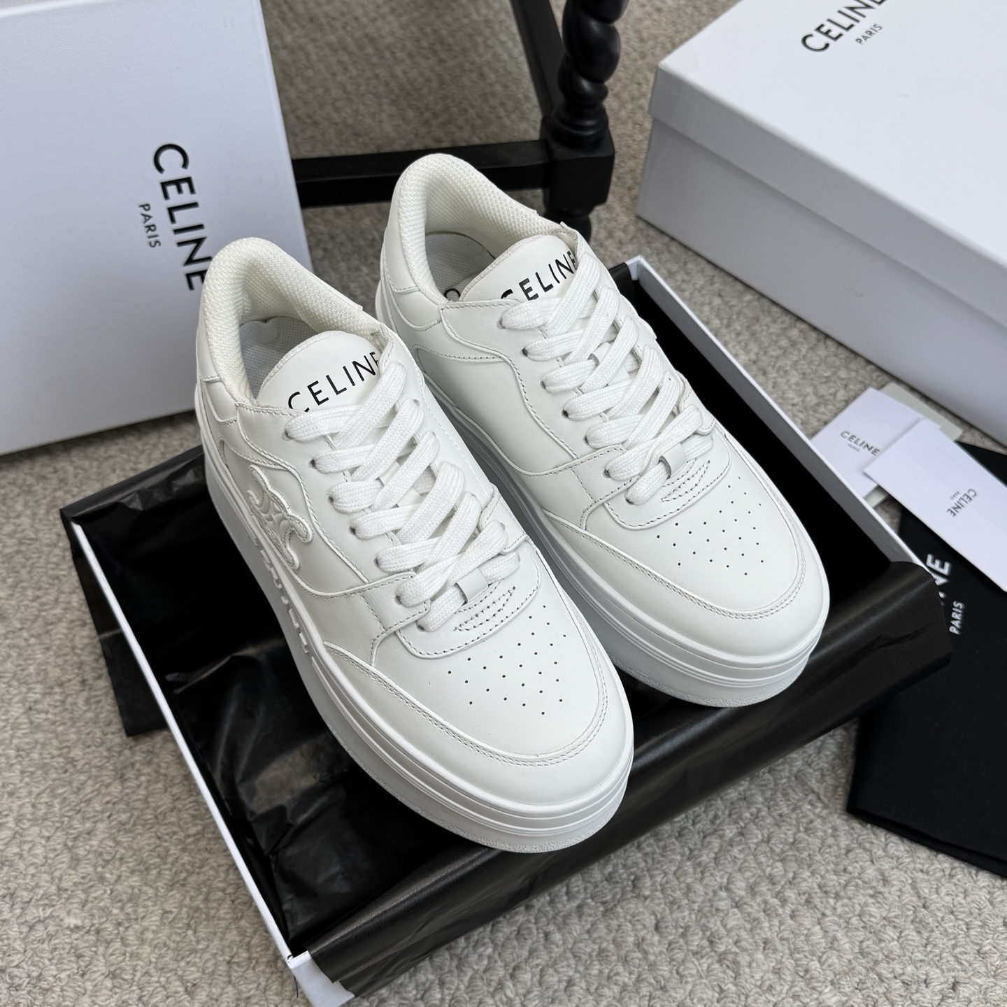 NO:669770,Purchasing agent level (synchronized with the official website) CELINE Thick-soled white shoes Thick-soled bread shoes with CELINE logo embossed on the back and sides 2025 spring and summer new Arc de Triomphe logo laces Simple and comfortable, clean and neat, heightening and showing slim legs Whether worn alone or paired with wide-leg pants, high street and retro together to make a CELINE girl Original frosted cowhide upper, original lining, outsole Tpu material  Size35-40,casual shoes/sports shoes,celine,celine,sneakers,cowhide19860909代购级（官网同步） CELINE思琳赛琳 厚底 小白鞋 鞋后帮和侧面压印CELINE标志厚底面包鞋 2025春夏新款 凯旋门徽标系带 简单舒服,干净利落,增高显腿细 无论是单穿还是搭配阔腿裤,高街又复古一起来做CELINE女孩 鞋面原版磨砂牛皮 内里原版内里 大底Tpu材质 Size35-40,休闲鞋/运动鞋,celine,celine,sneakers,cowhide,Women's Shoes